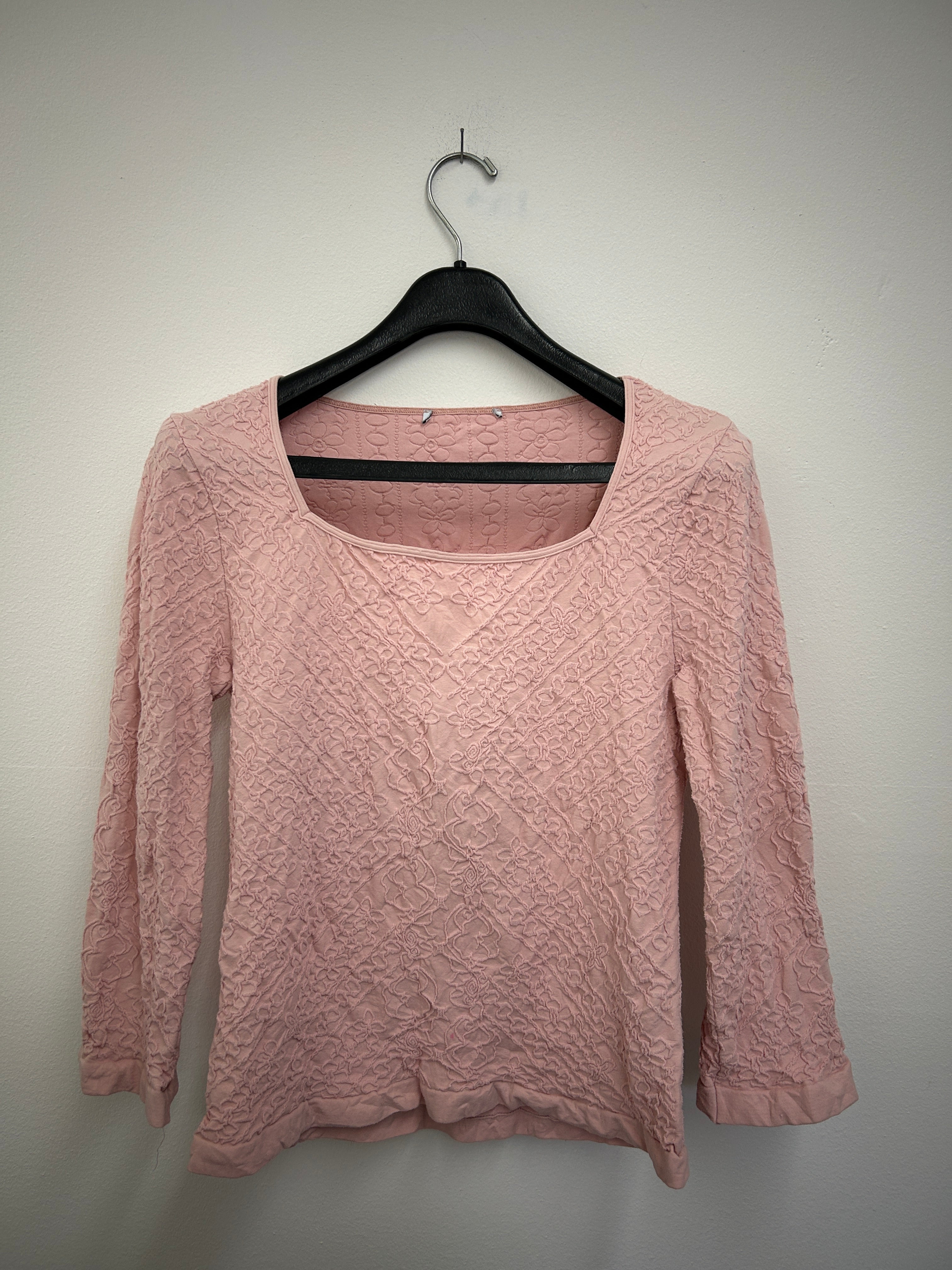 Chandail rose à fleurs en relief