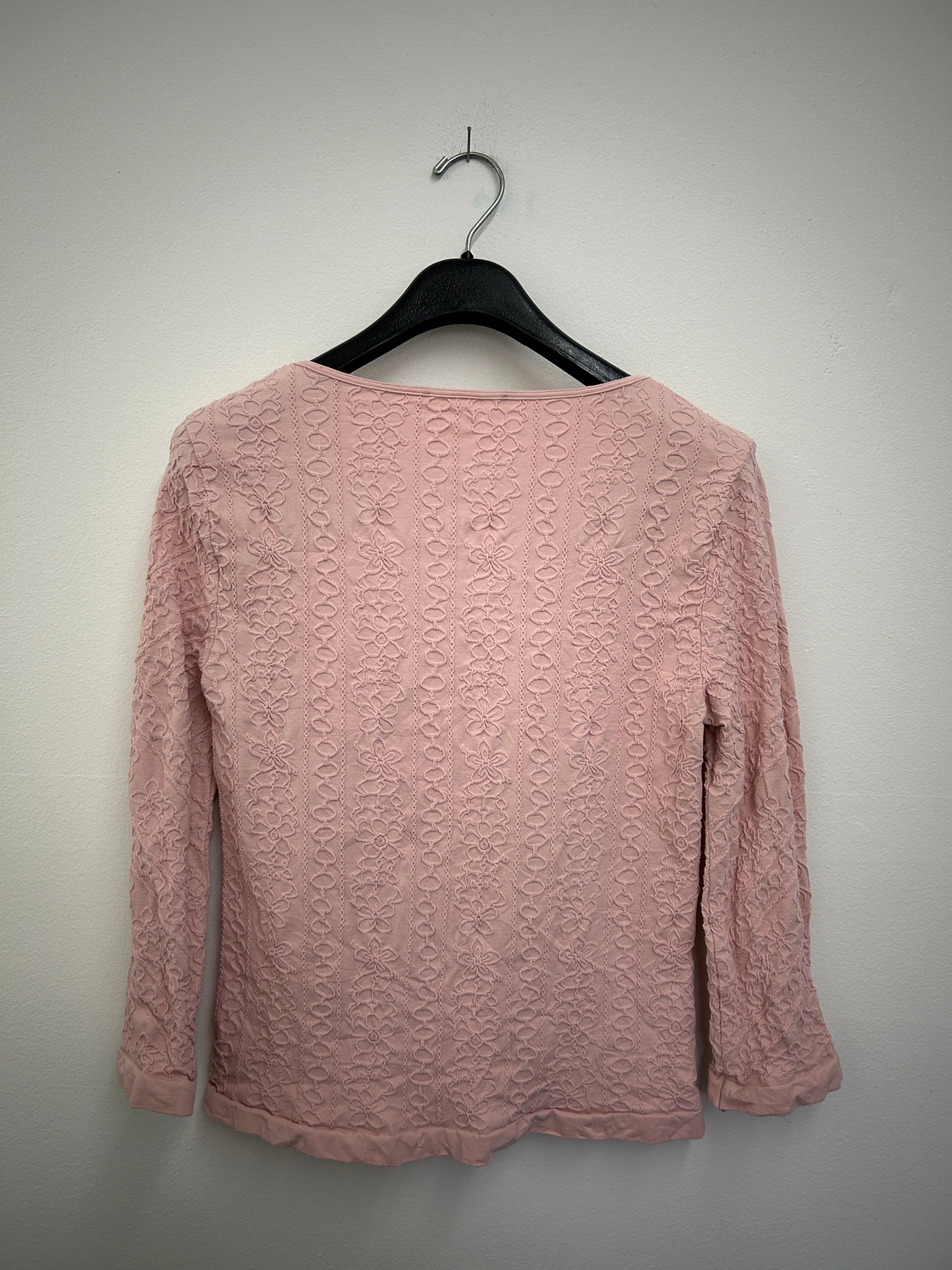 Chandail rose à fleurs en relief