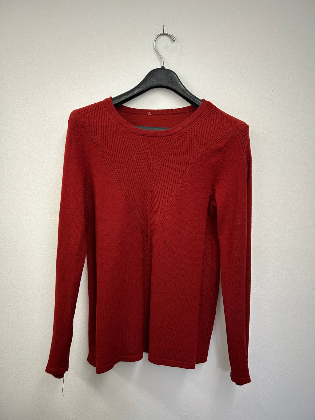 Chandail orange foncé à motif en V