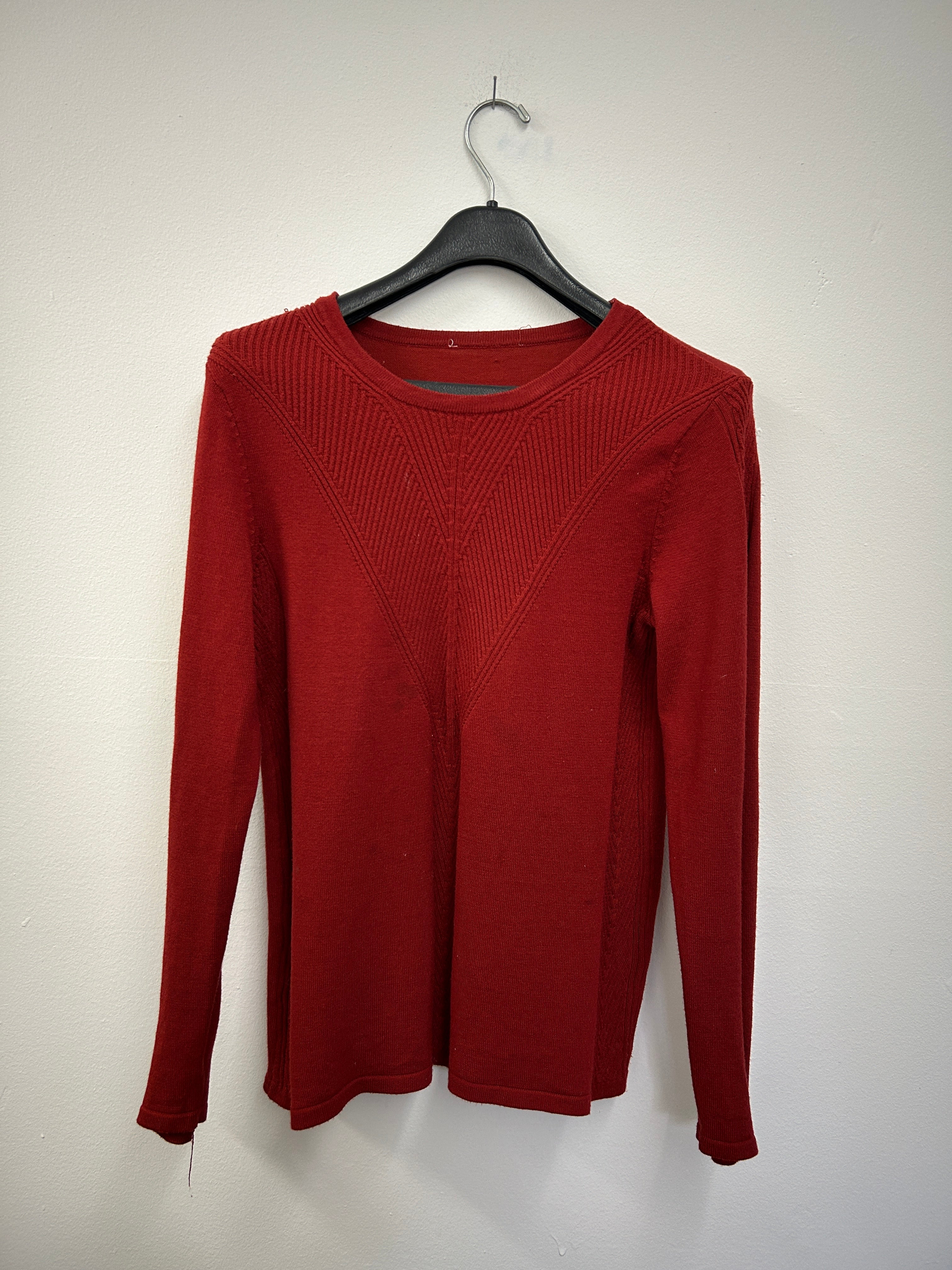 Chandail orange foncé à motif en V