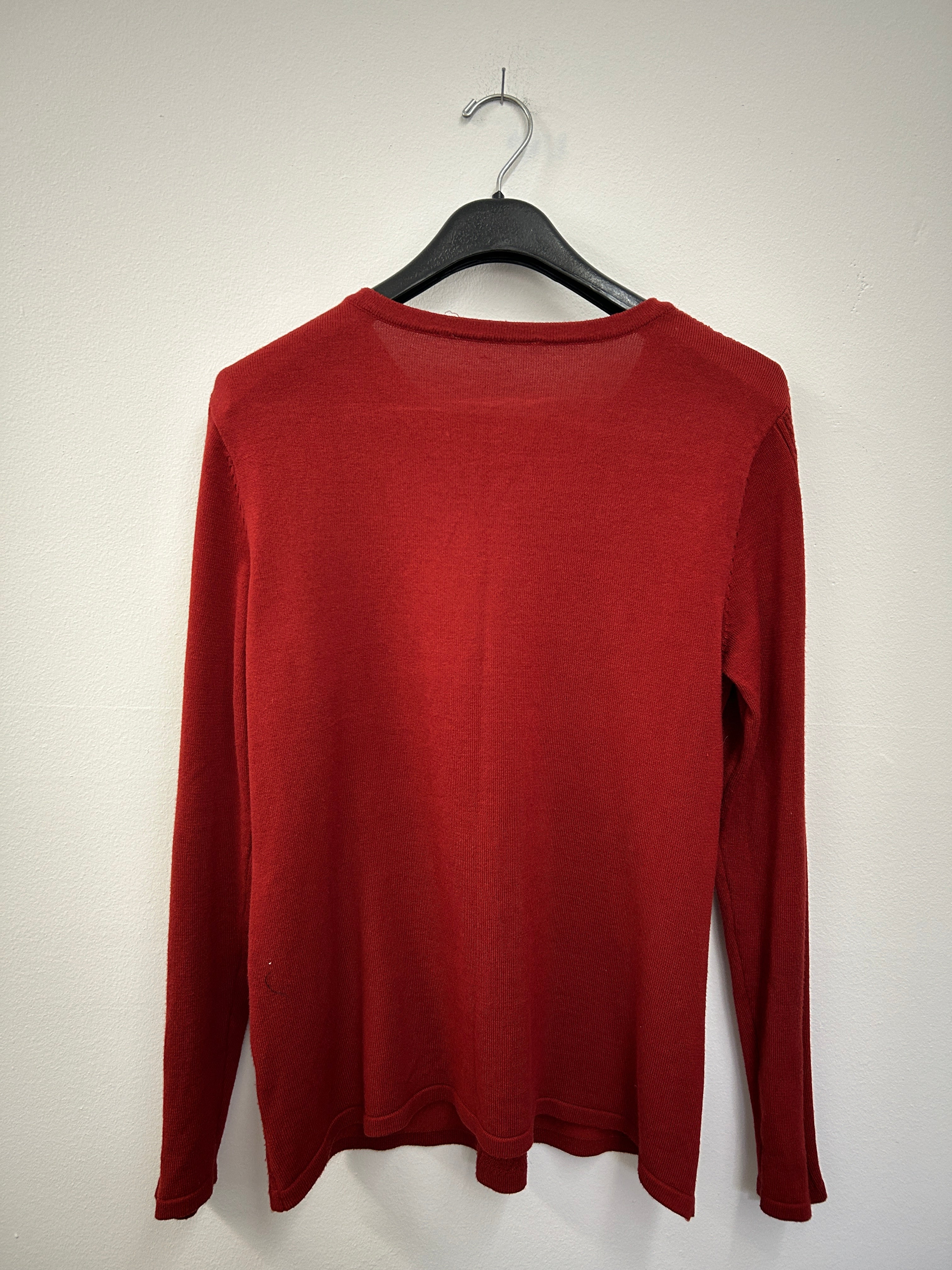 Chandail orange foncé à motif en V