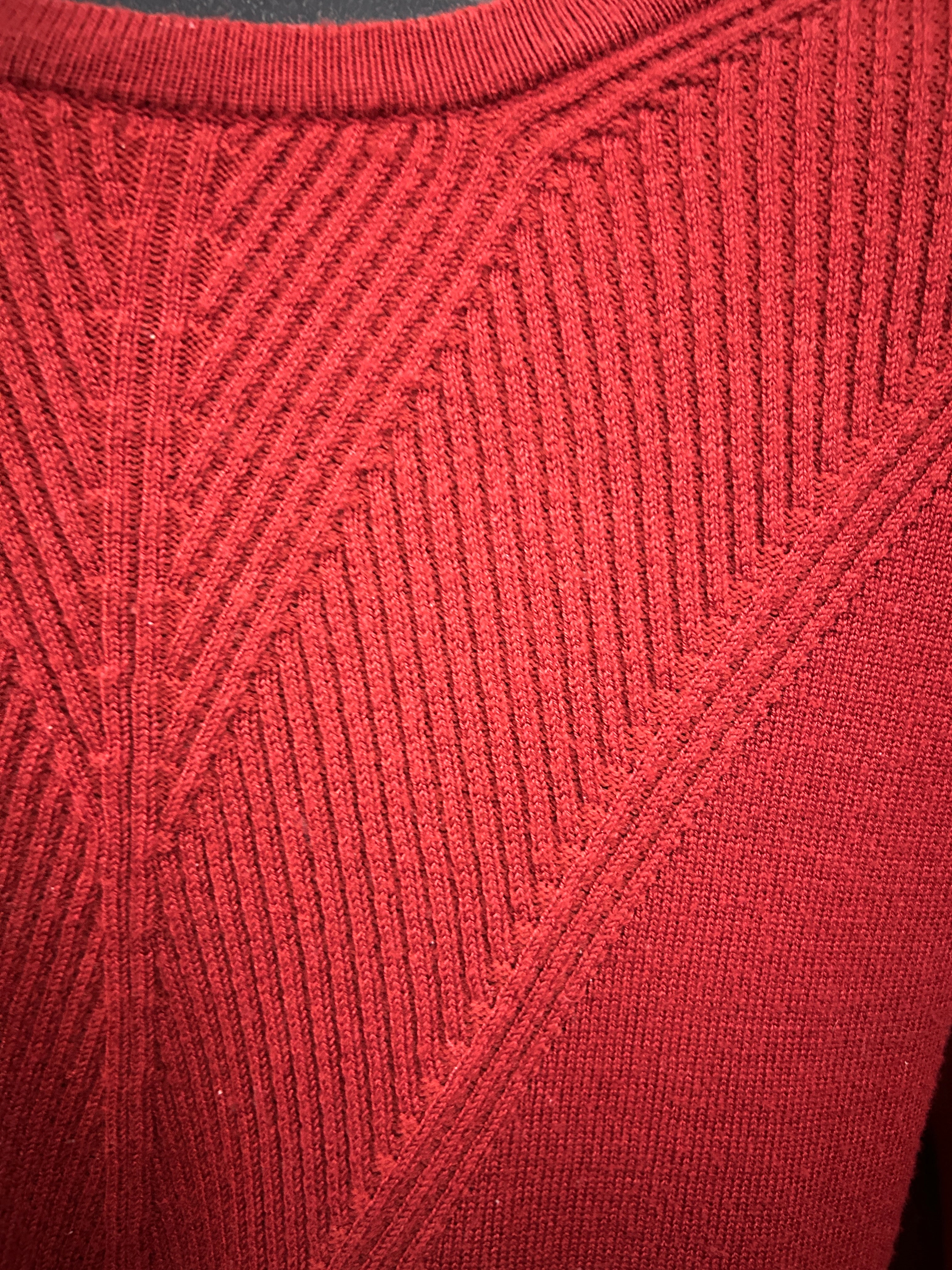 Chandail orange foncé à motif en V