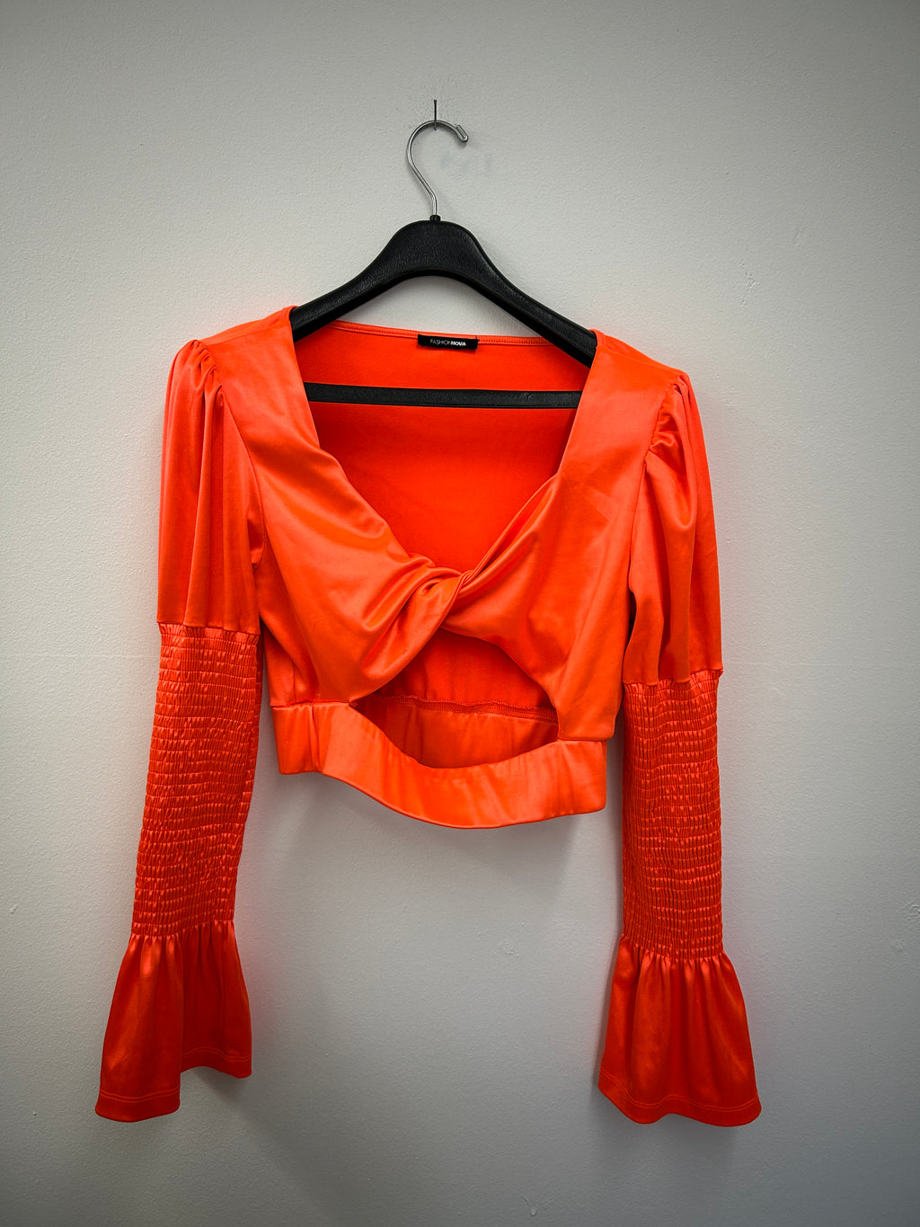 Haut court orange néon à taille et poignets froncés