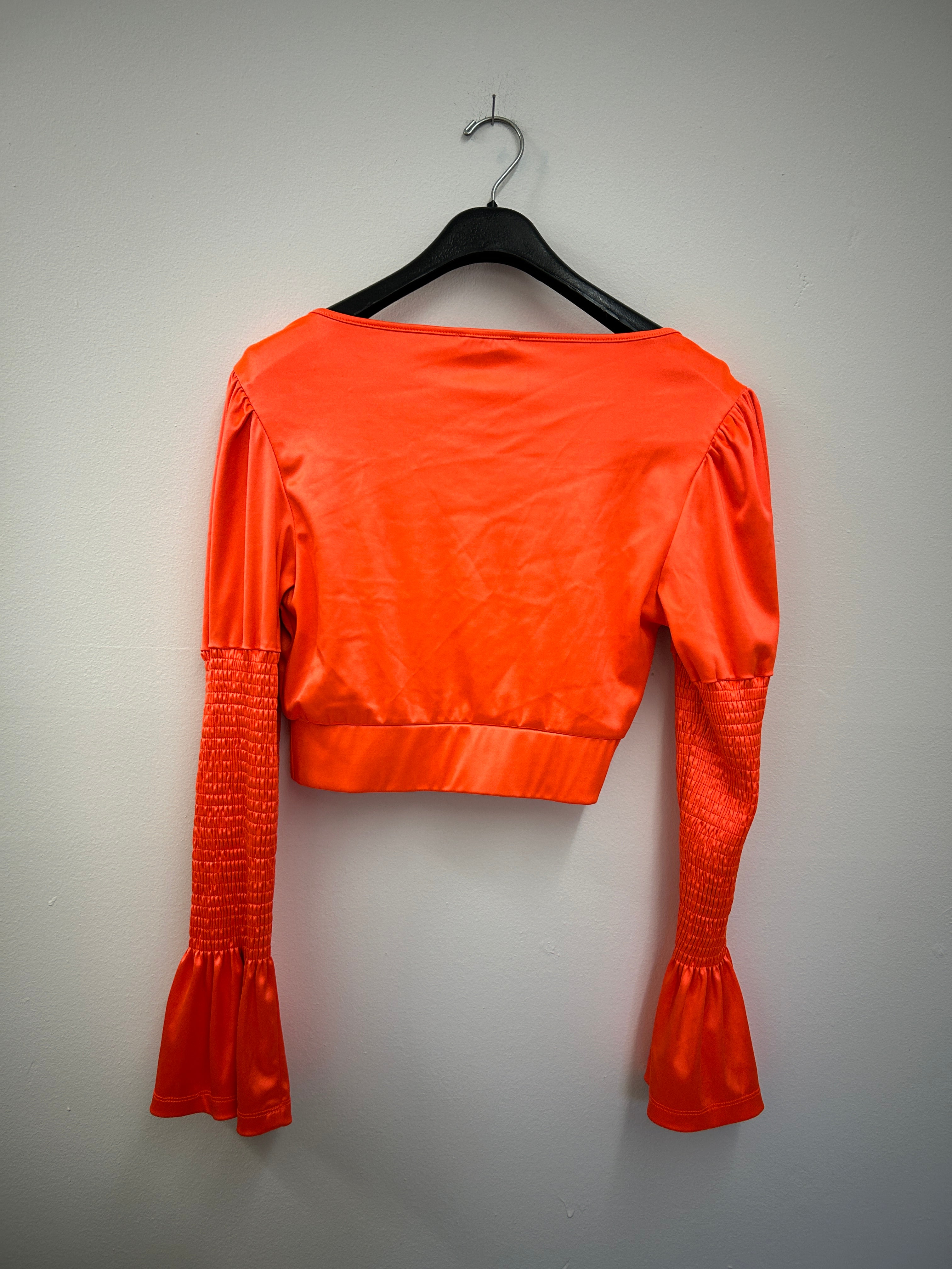 Haut court orange néon à taille et poignets froncés