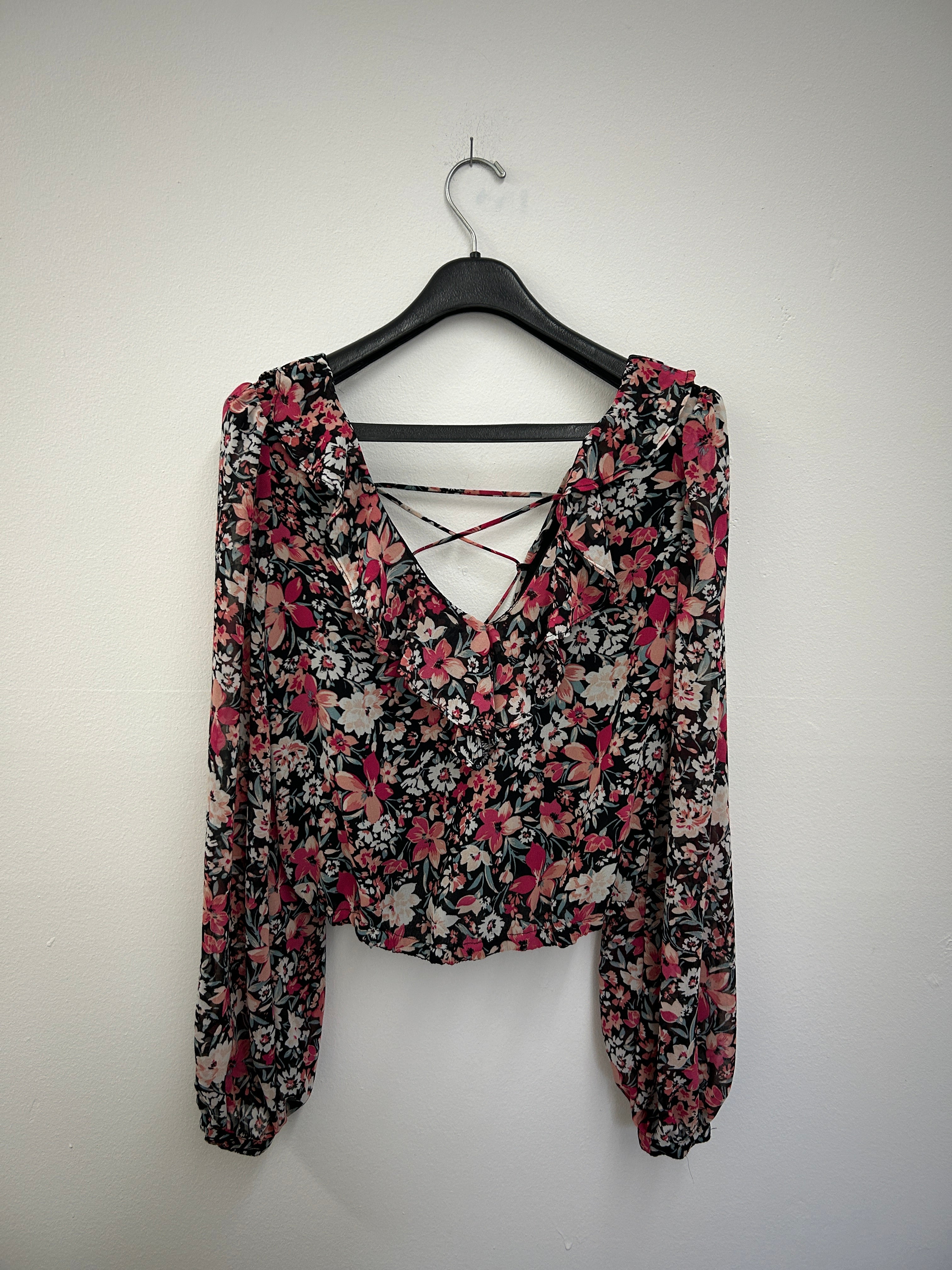 Blouse transparente à fleurs et lacets au buste