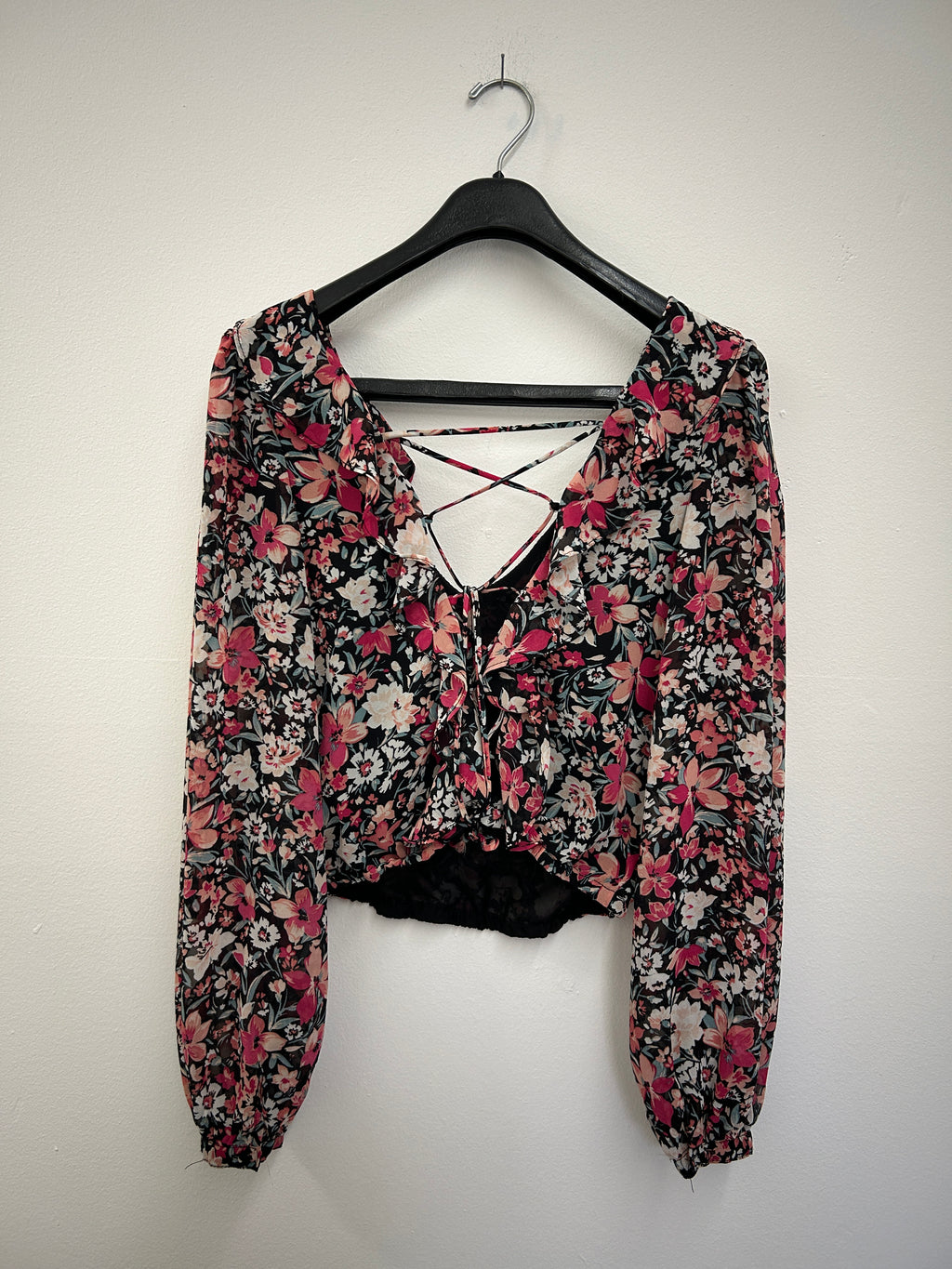 Blouse transparente à fleurs et lacets au buste