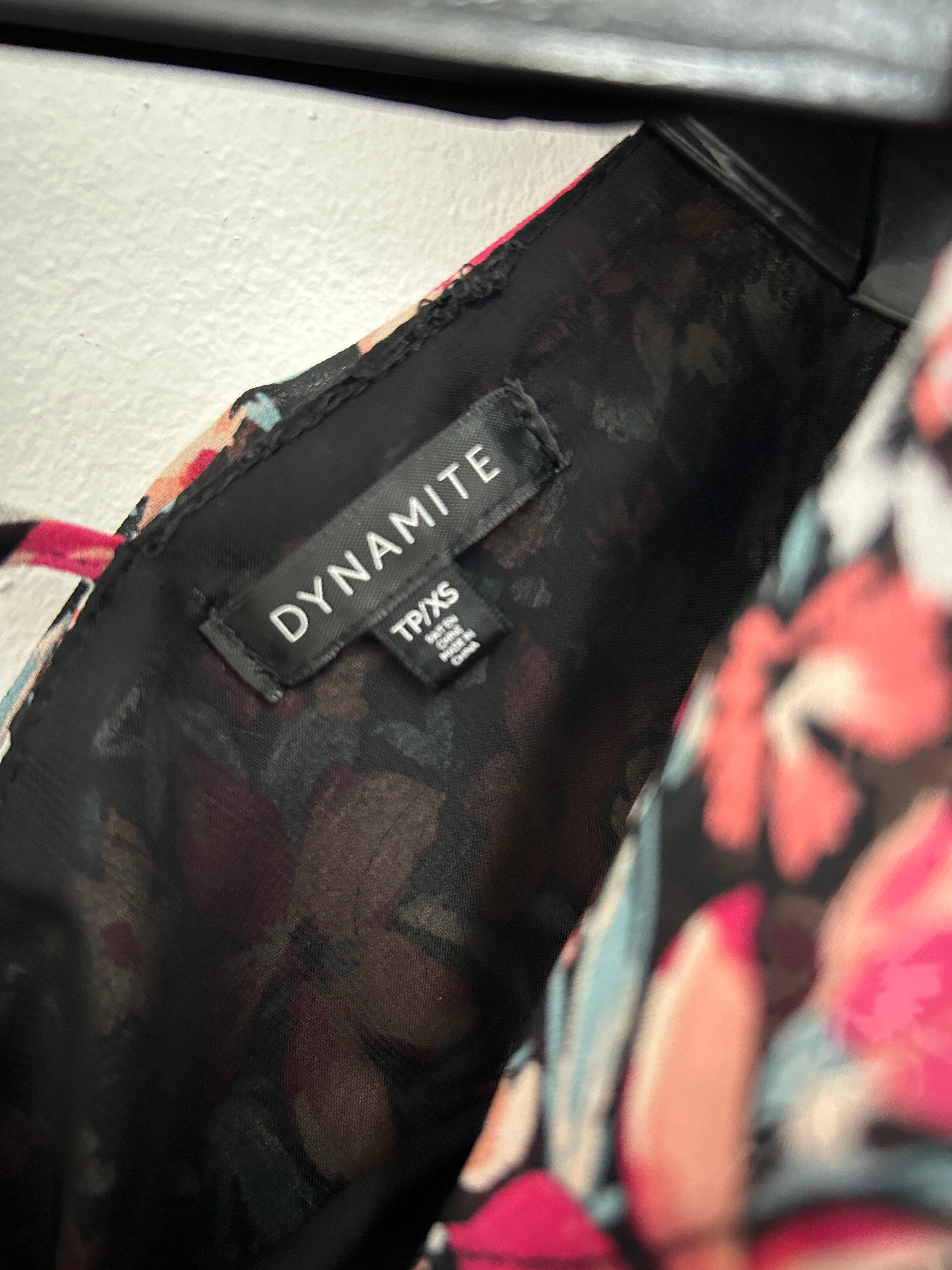 Blouse transparente à fleurs et lacets au buste