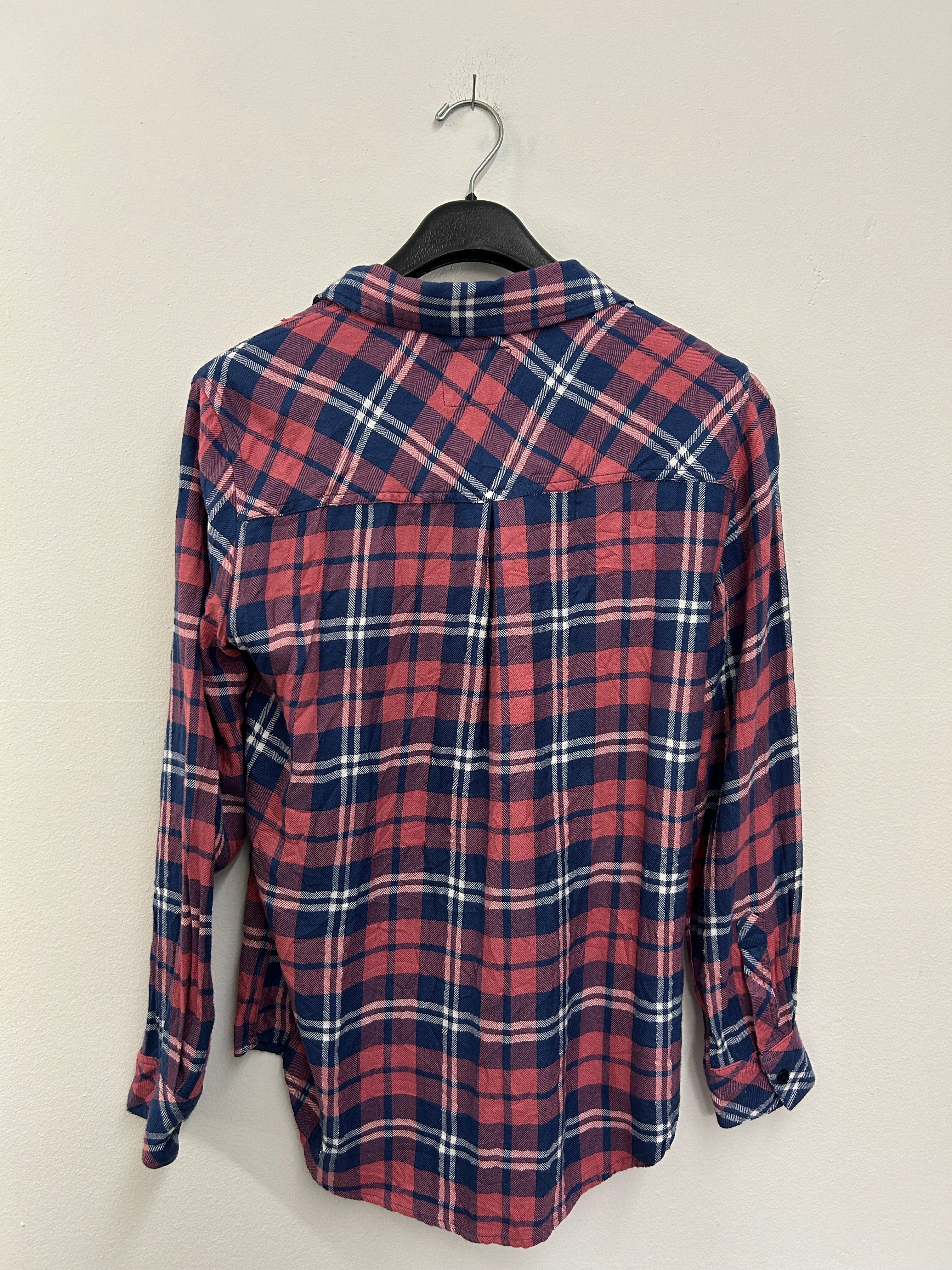 chemise-a-carreaux-bleue-et-rouge