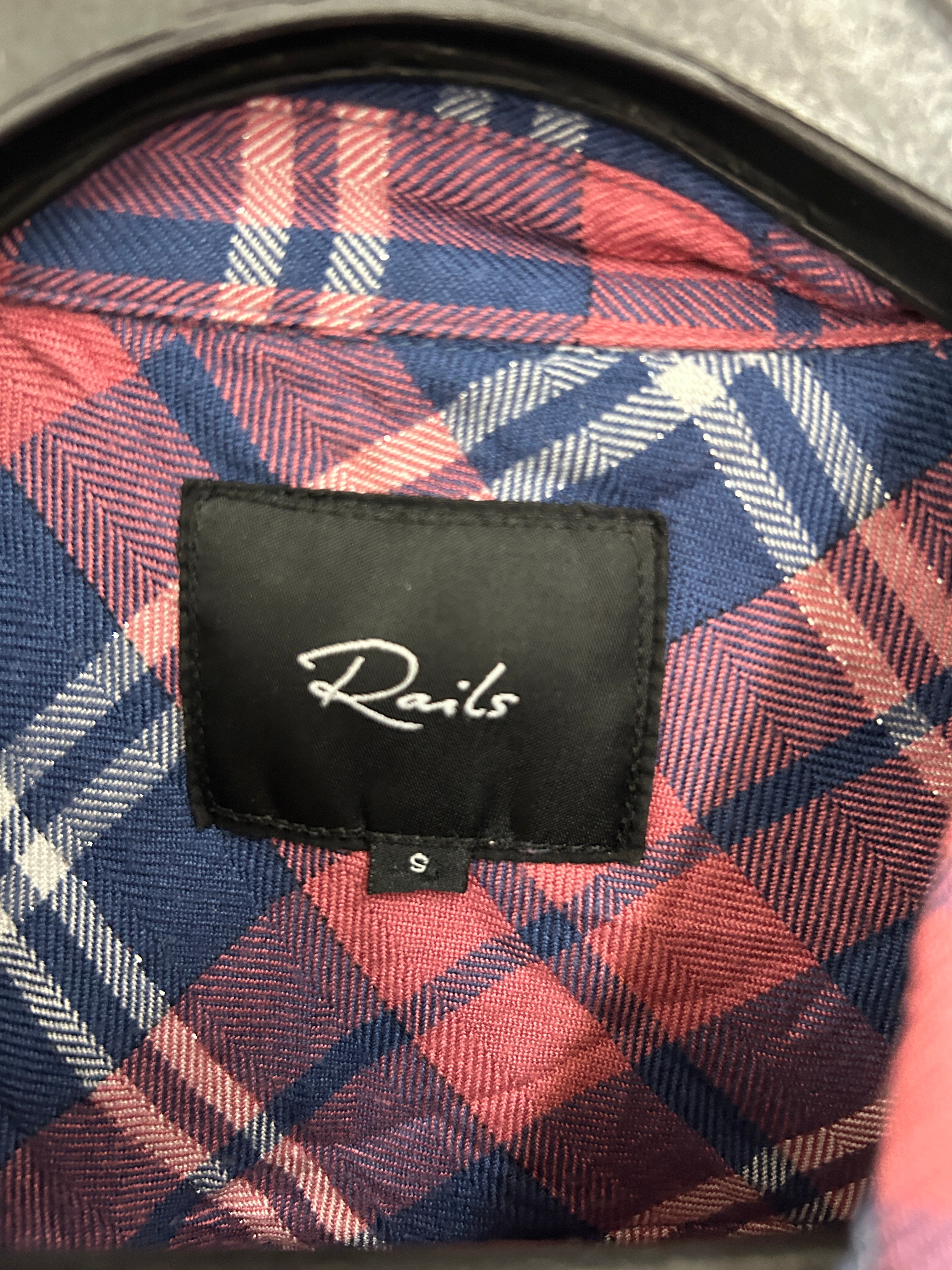 chemise-a-carreaux-bleue-et-rouge