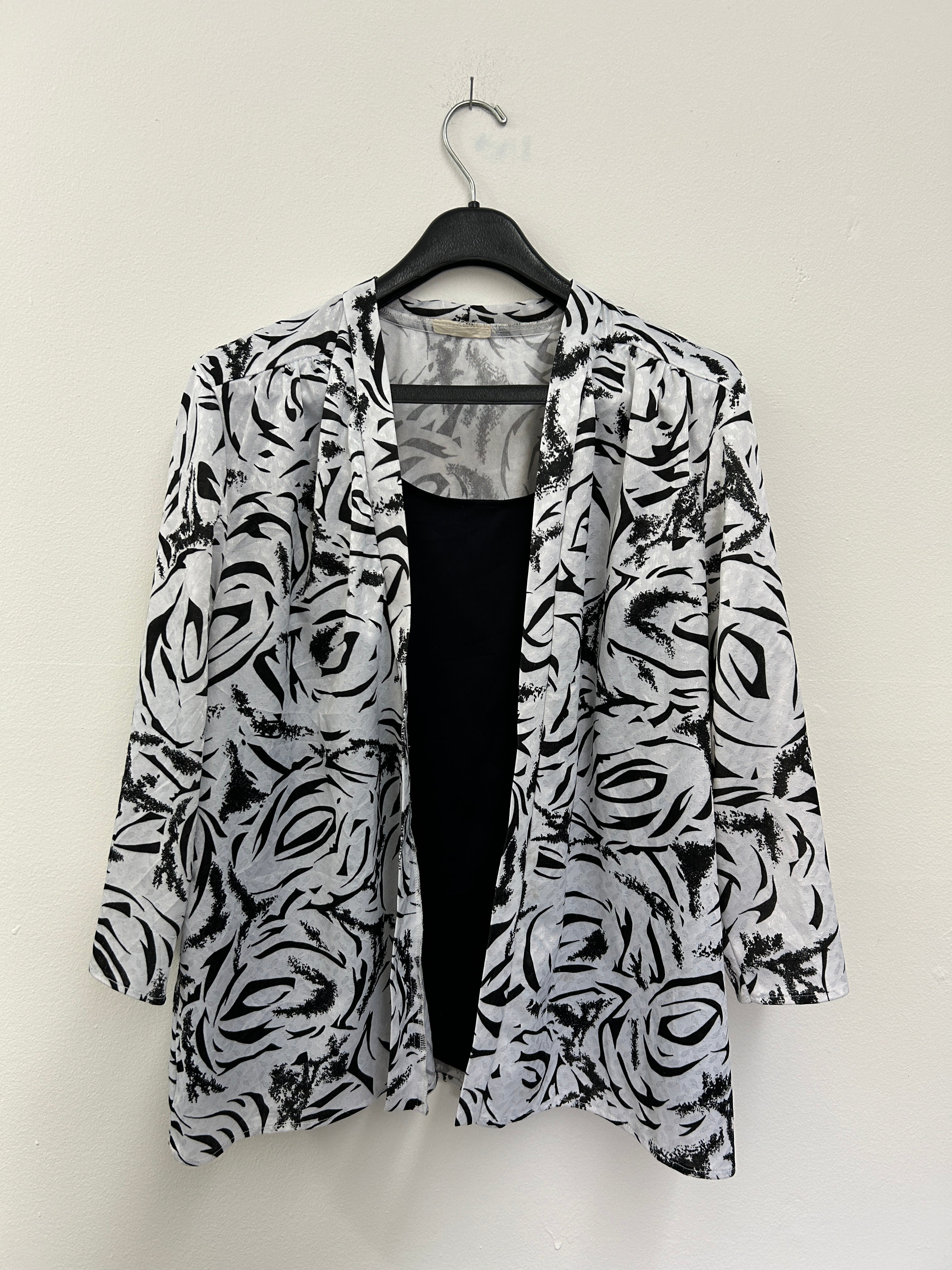 Blouse grise à motif floral noir