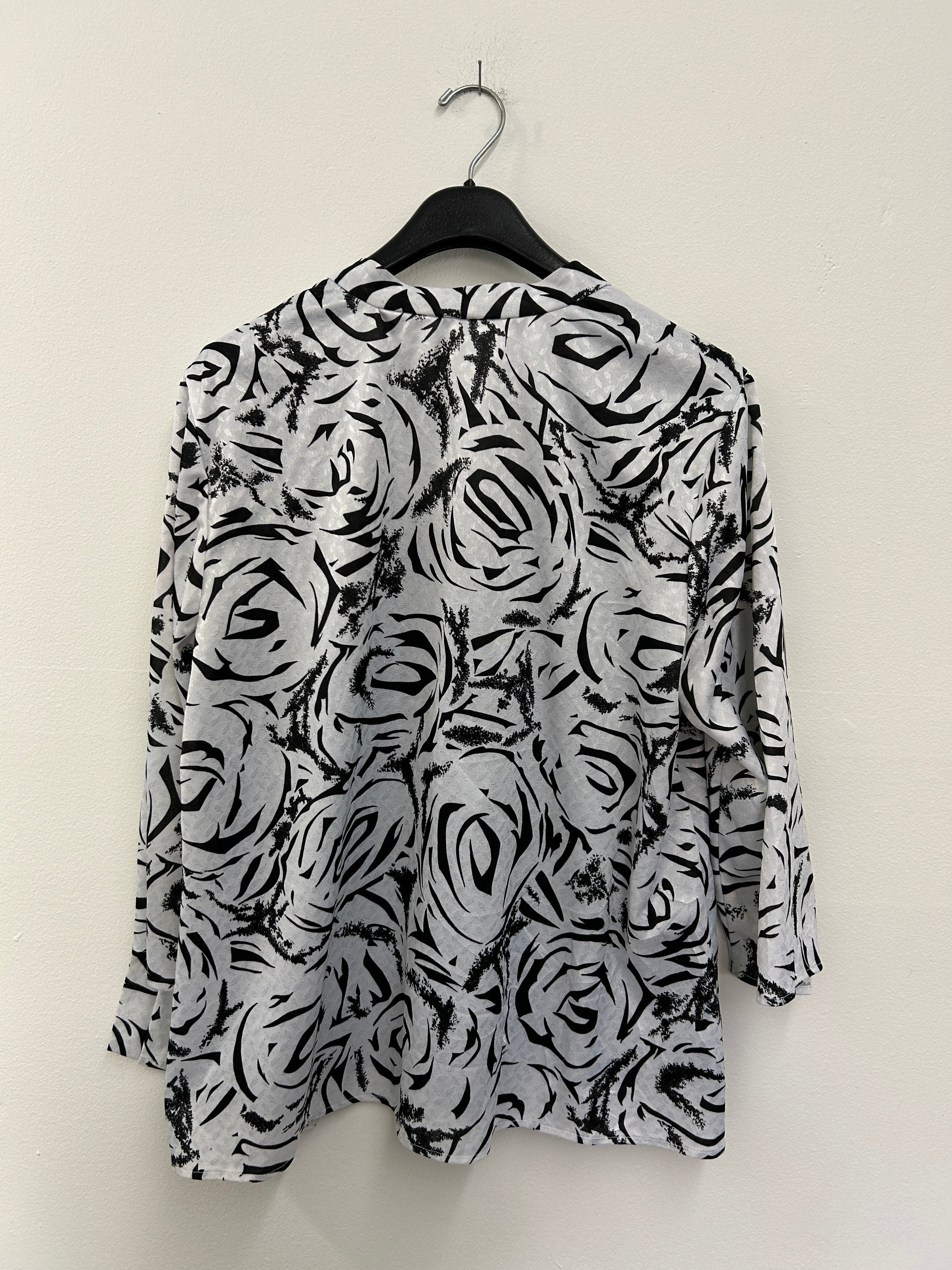Blouse grise à motif floral noir