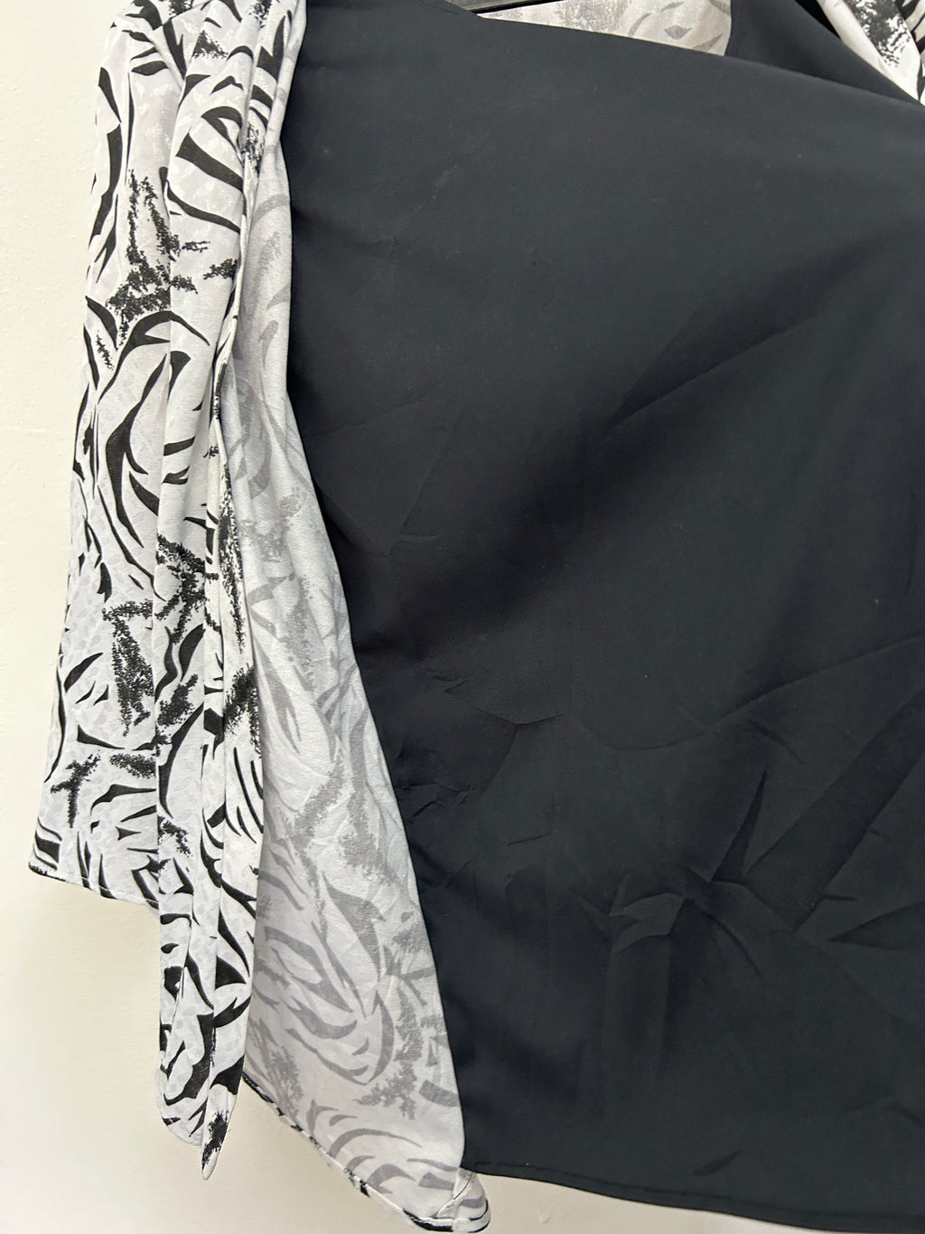 Blouse grise à motif floral noir