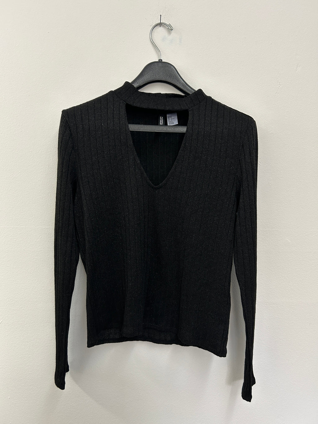 Chandail noir à col ouvert brillant