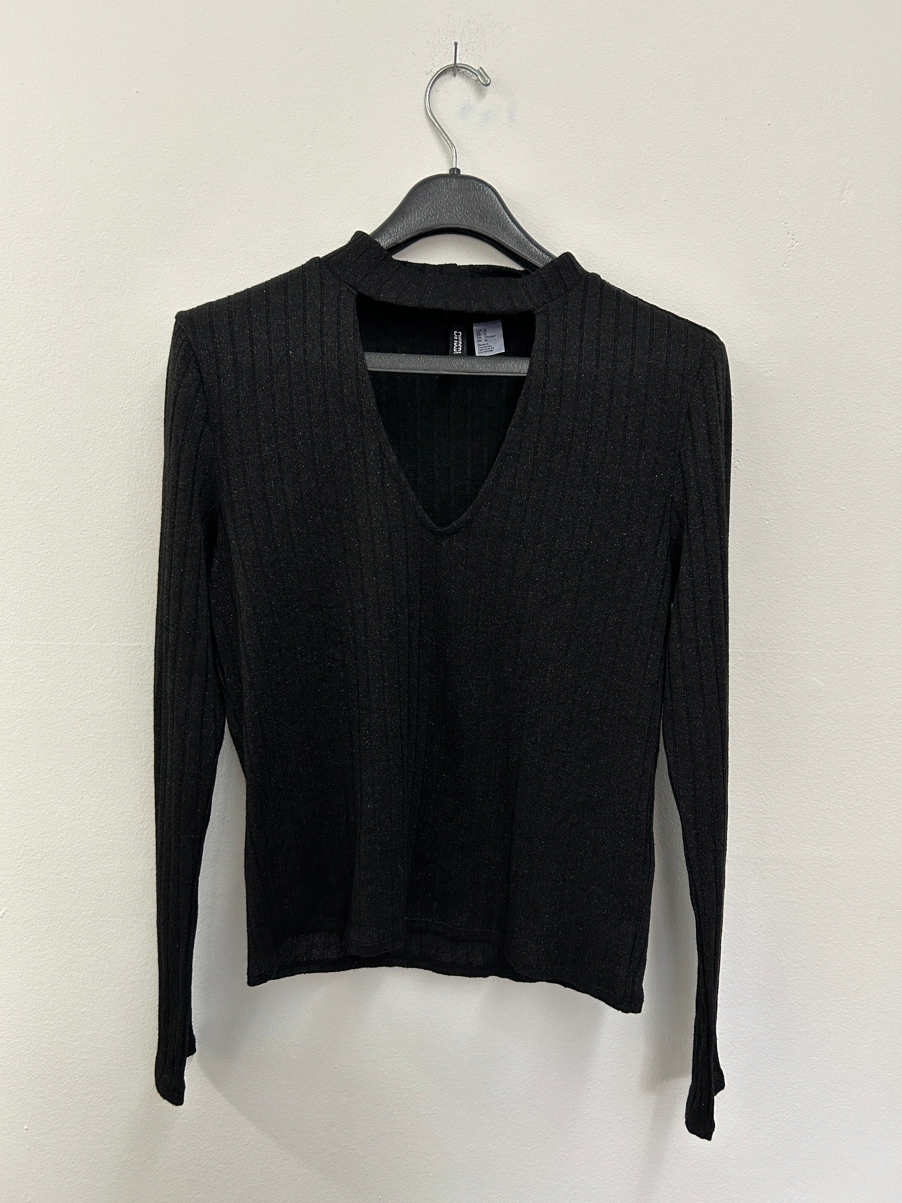 Chandail noir à col ouvert brillant