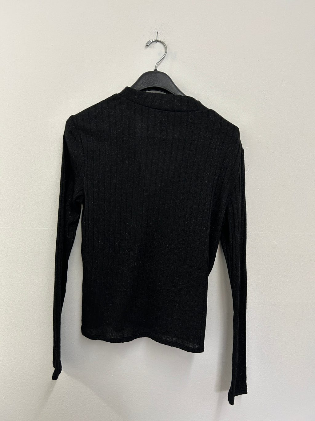 Chandail noir à col ouvert brillant