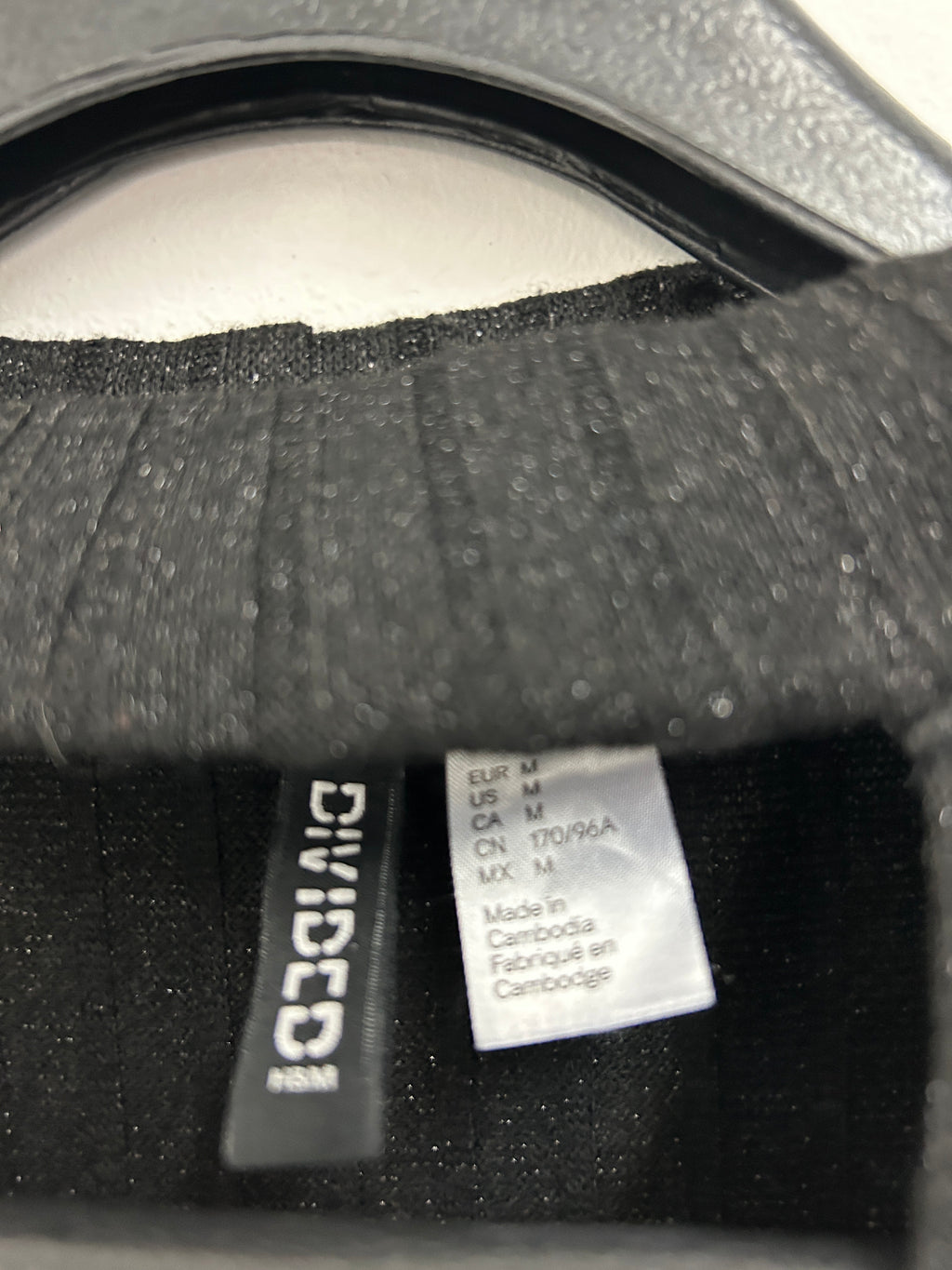 Chandail noir à col ouvert brillant