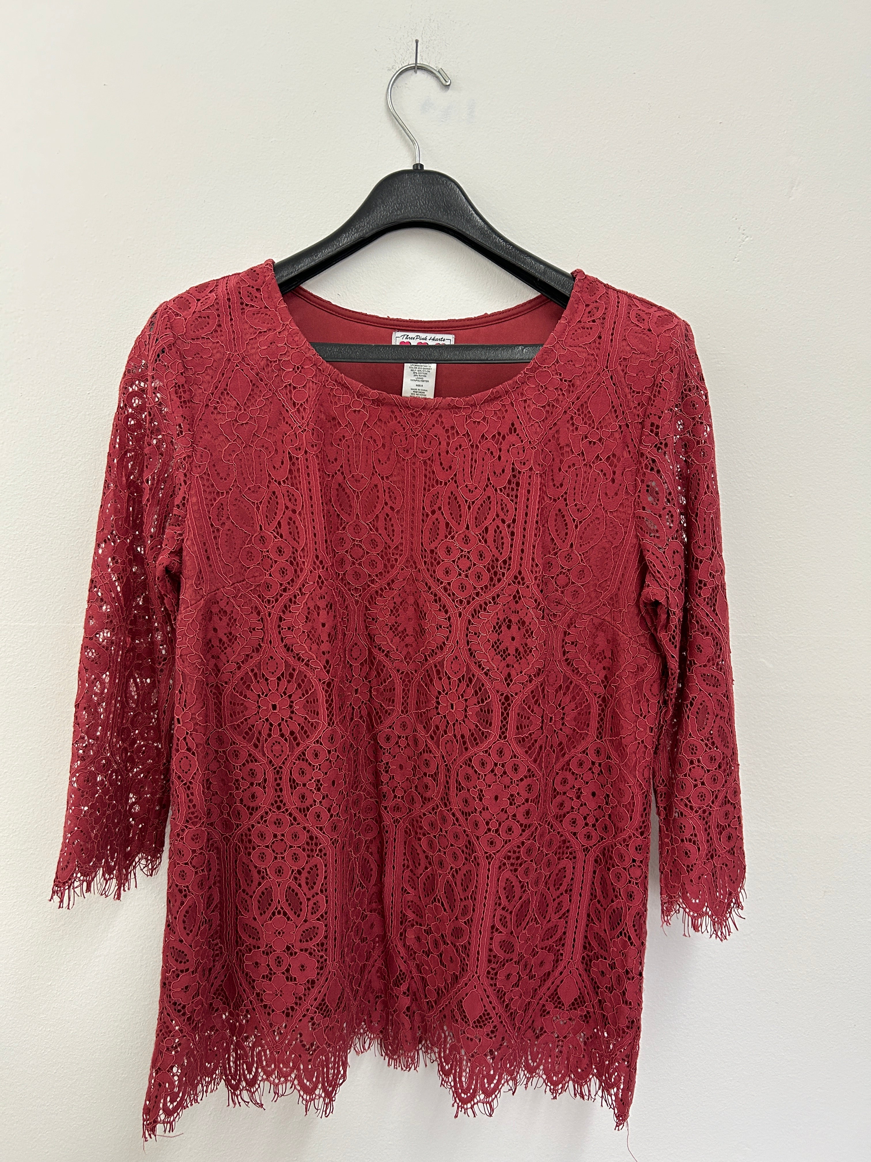 Blouse en dentelle rouge bordeaux