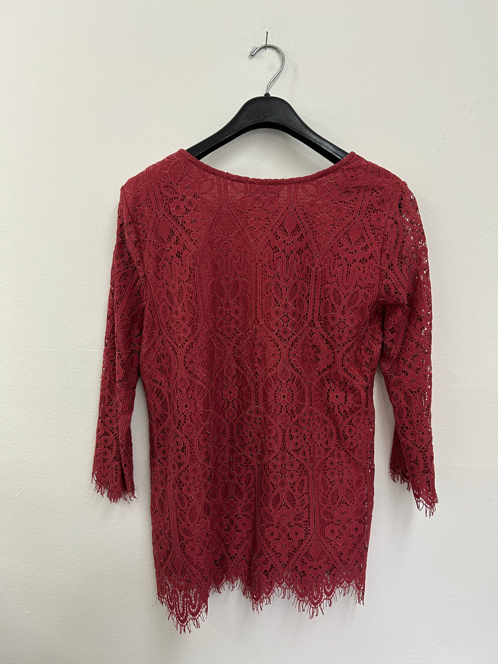 Blouse en dentelle rouge bordeaux