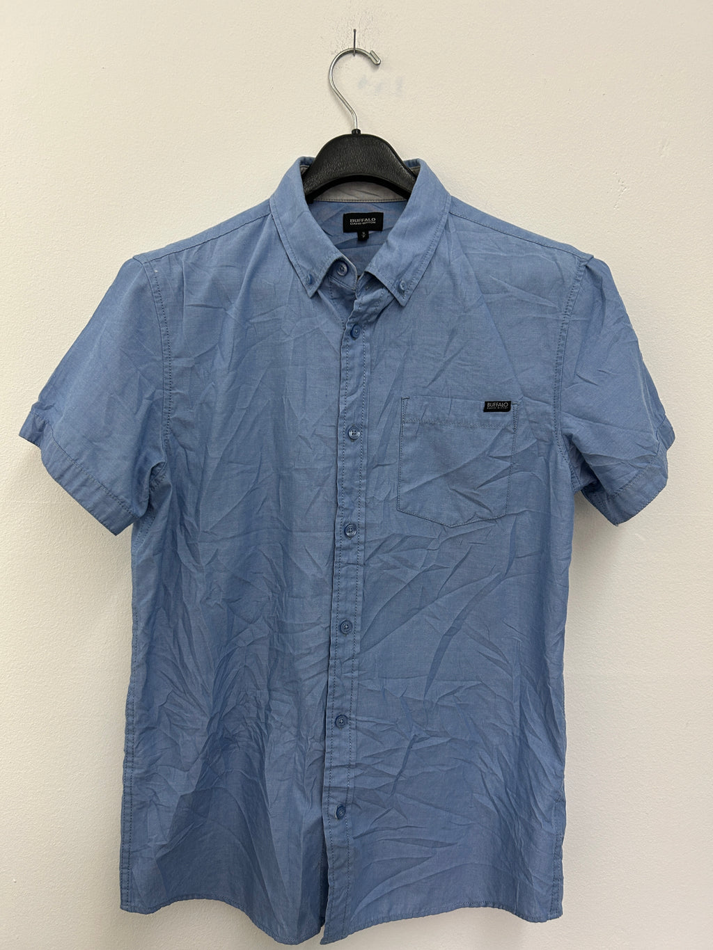 chemise-bleue-a-manches-courtes