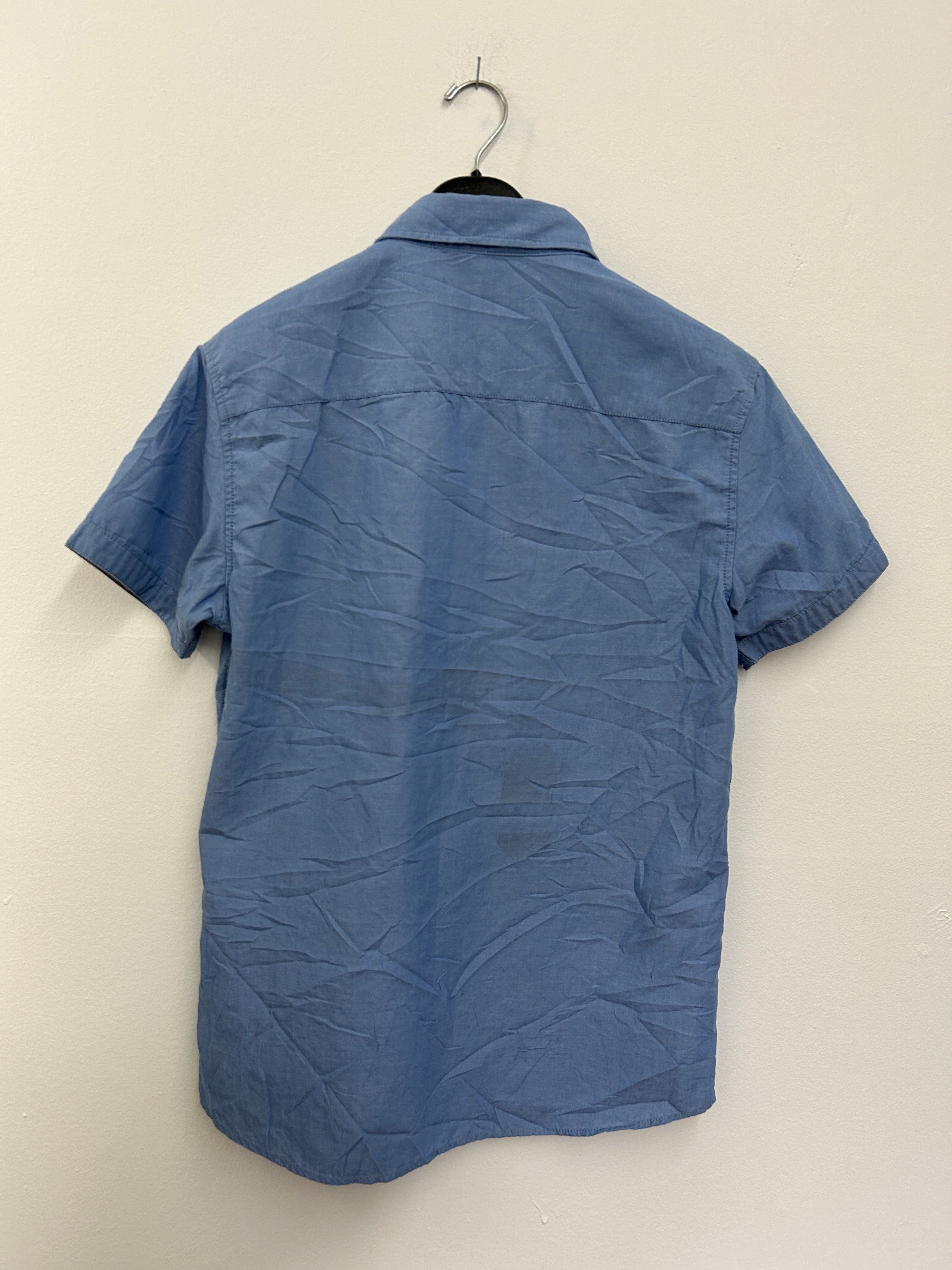 chemise-bleue-a-manches-courtes