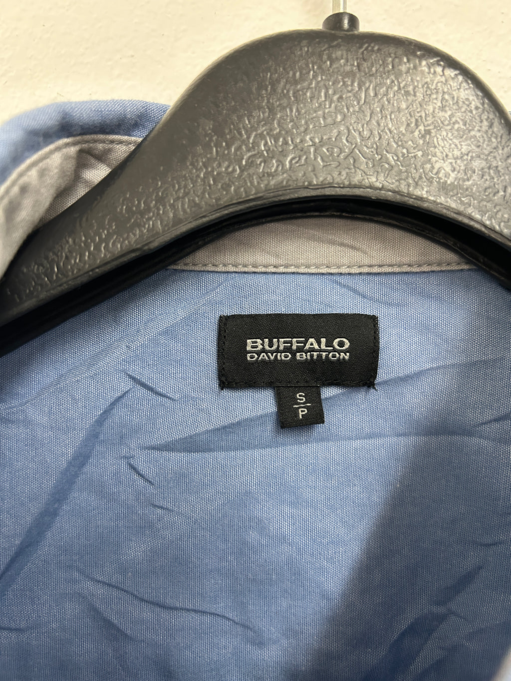 chemise-bleue-a-manches-courtes