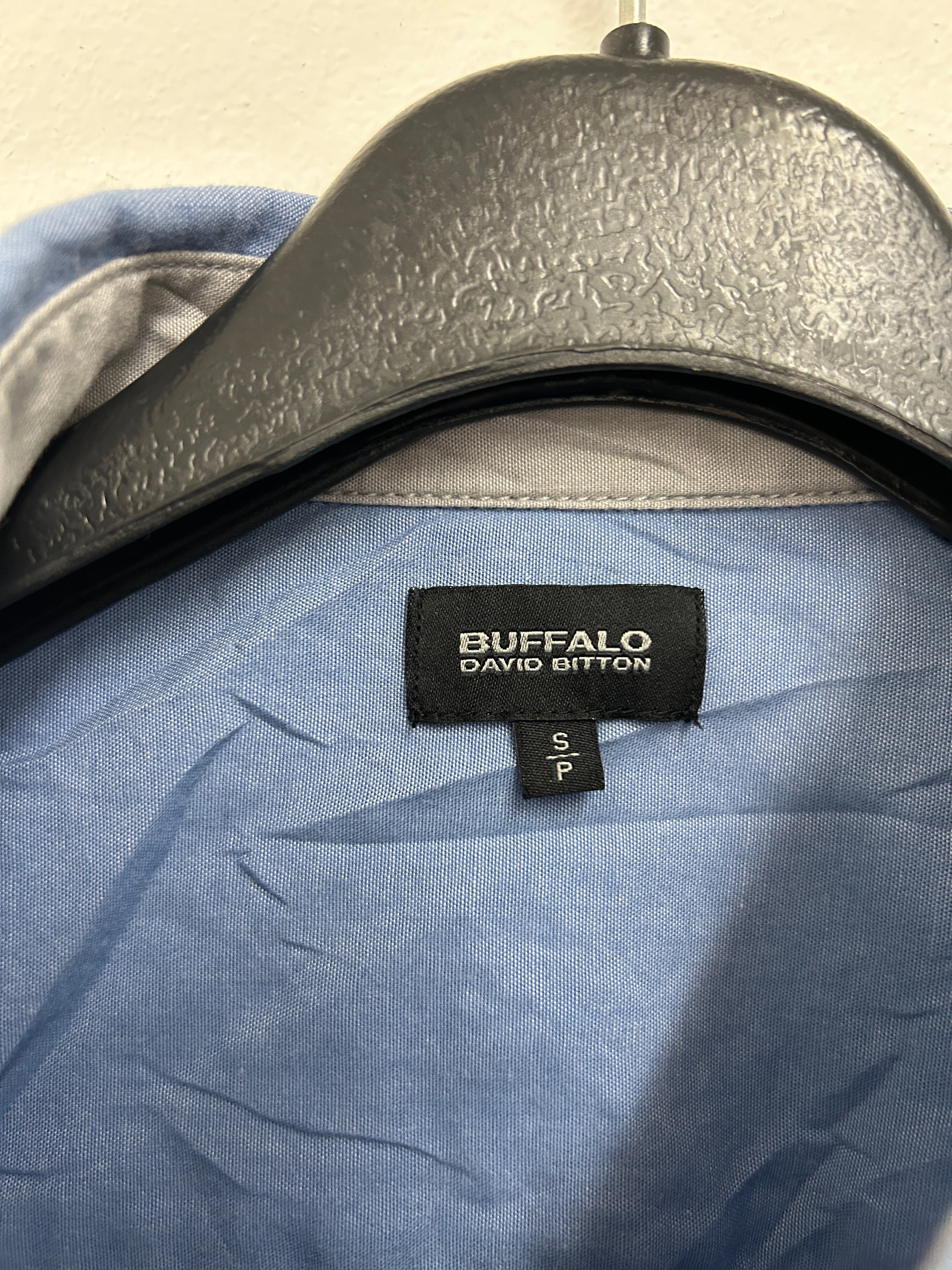 chemise-bleue-a-manches-courtes