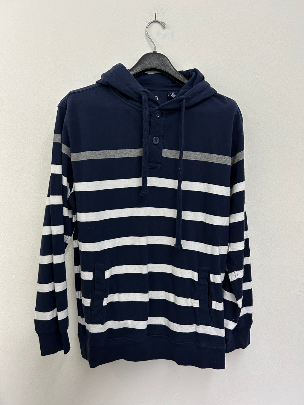 chandail-a-capuche-raye-bleu-marine-et-blanc