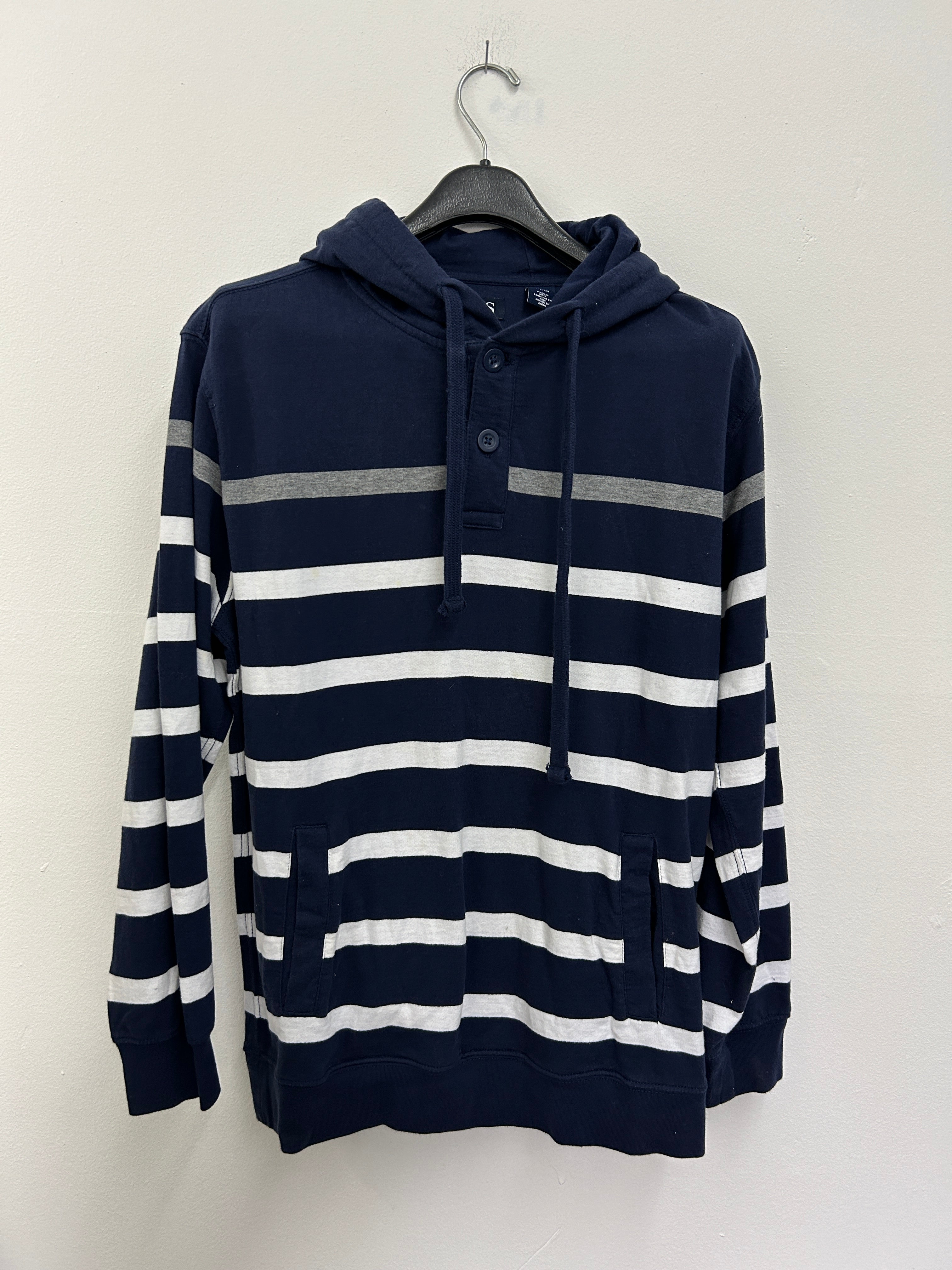 chandail-a-capuche-raye-bleu-marine-et-blanc