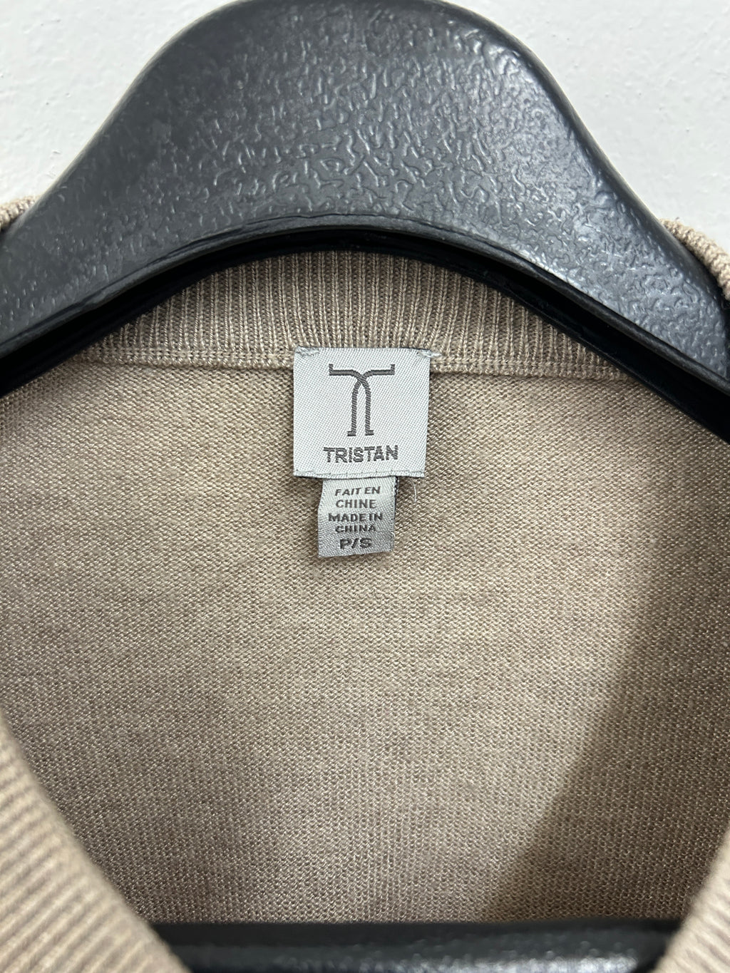 Chandail beige à rayures roses et bordeaux