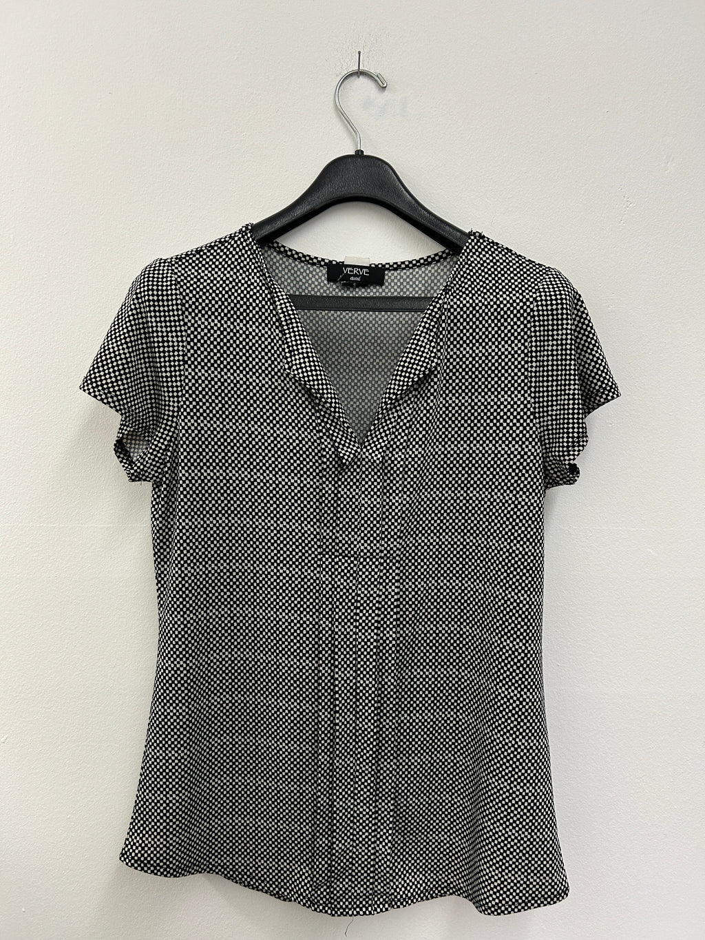 Blouse à motifs noirs et blancs