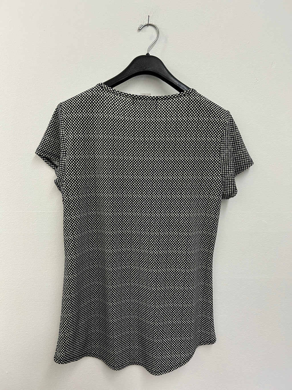 Blouse à motifs noirs et blancs