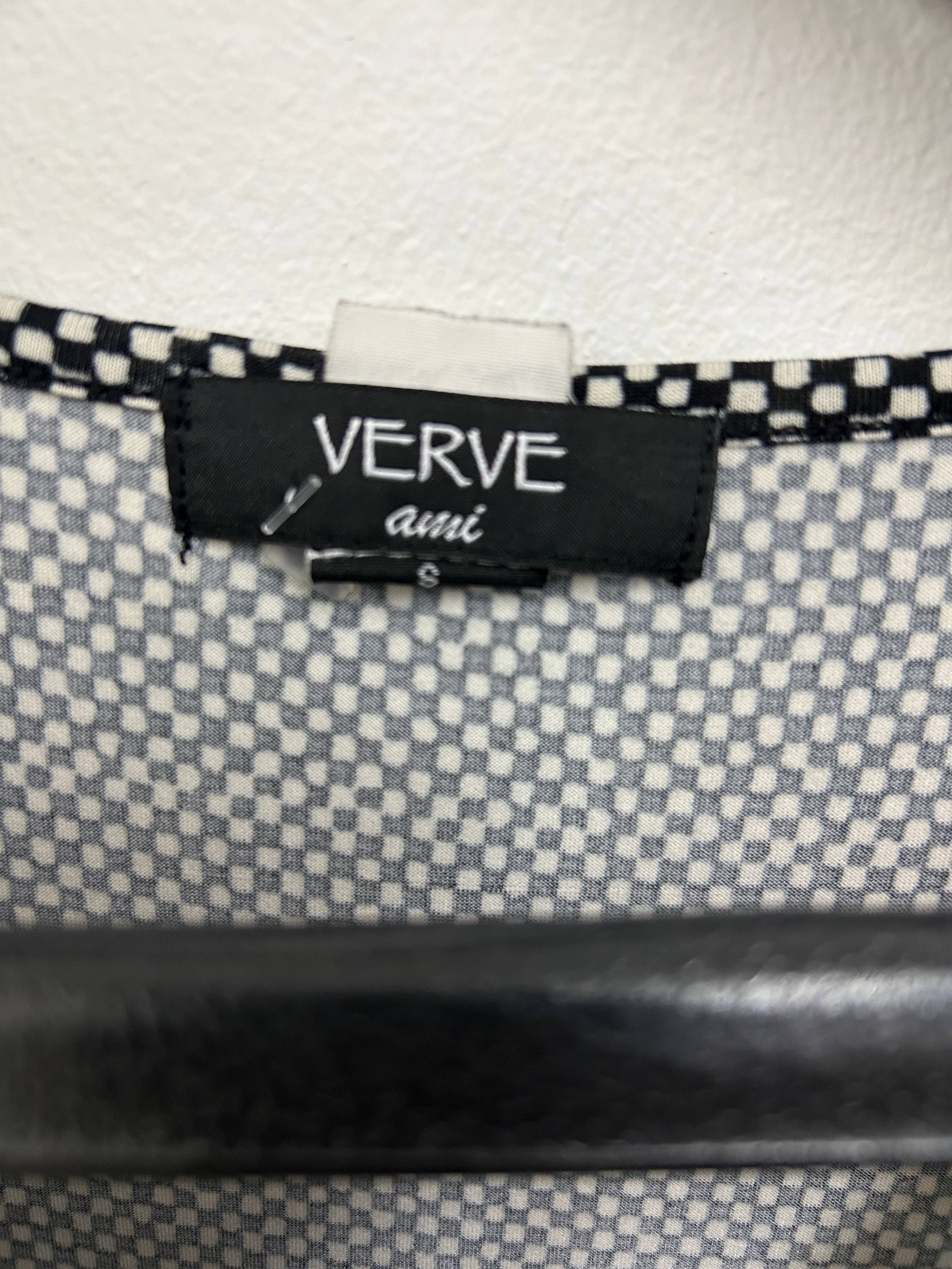 Blouse à motifs noirs et blancs