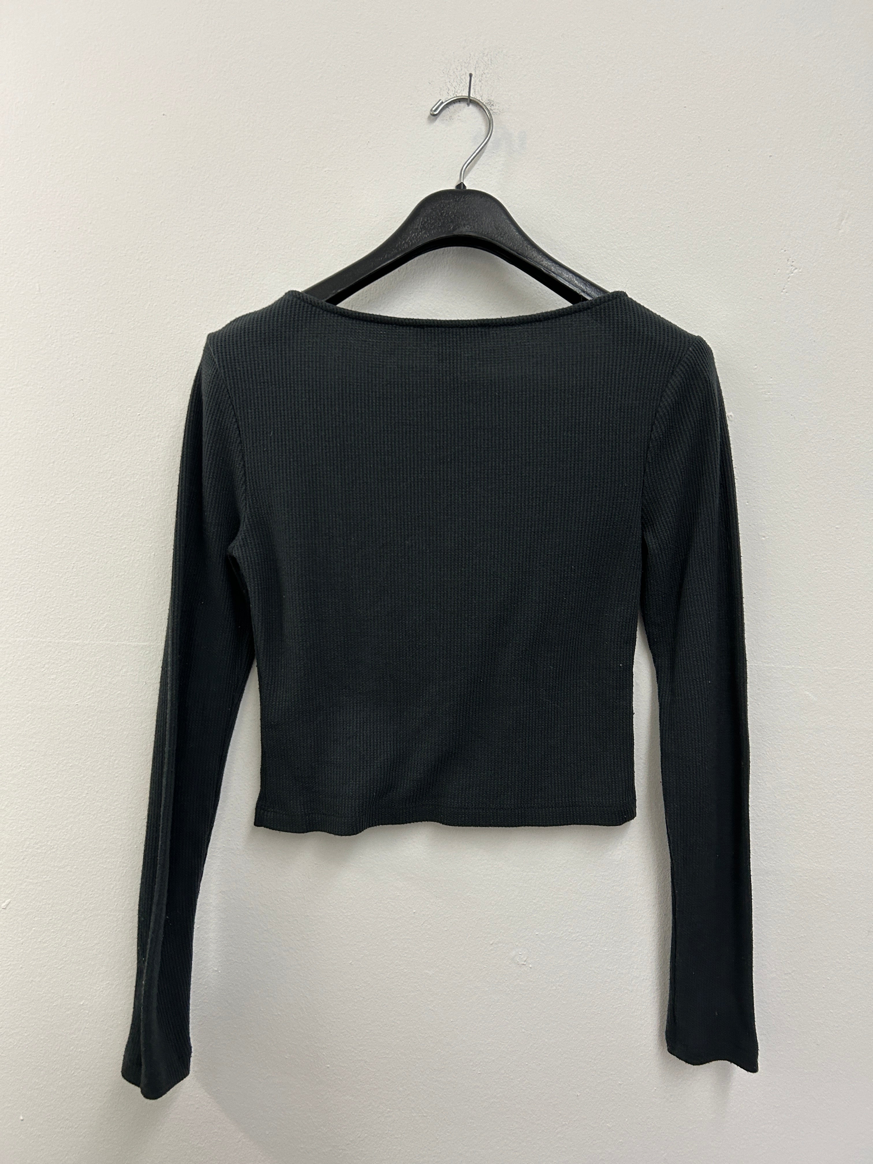 Chandail noir côtelé à boutons