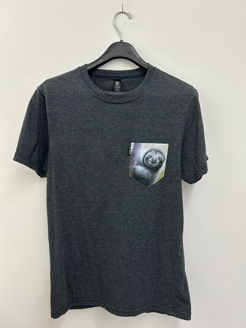 t-shirt-gris-avec-poche-paresseux