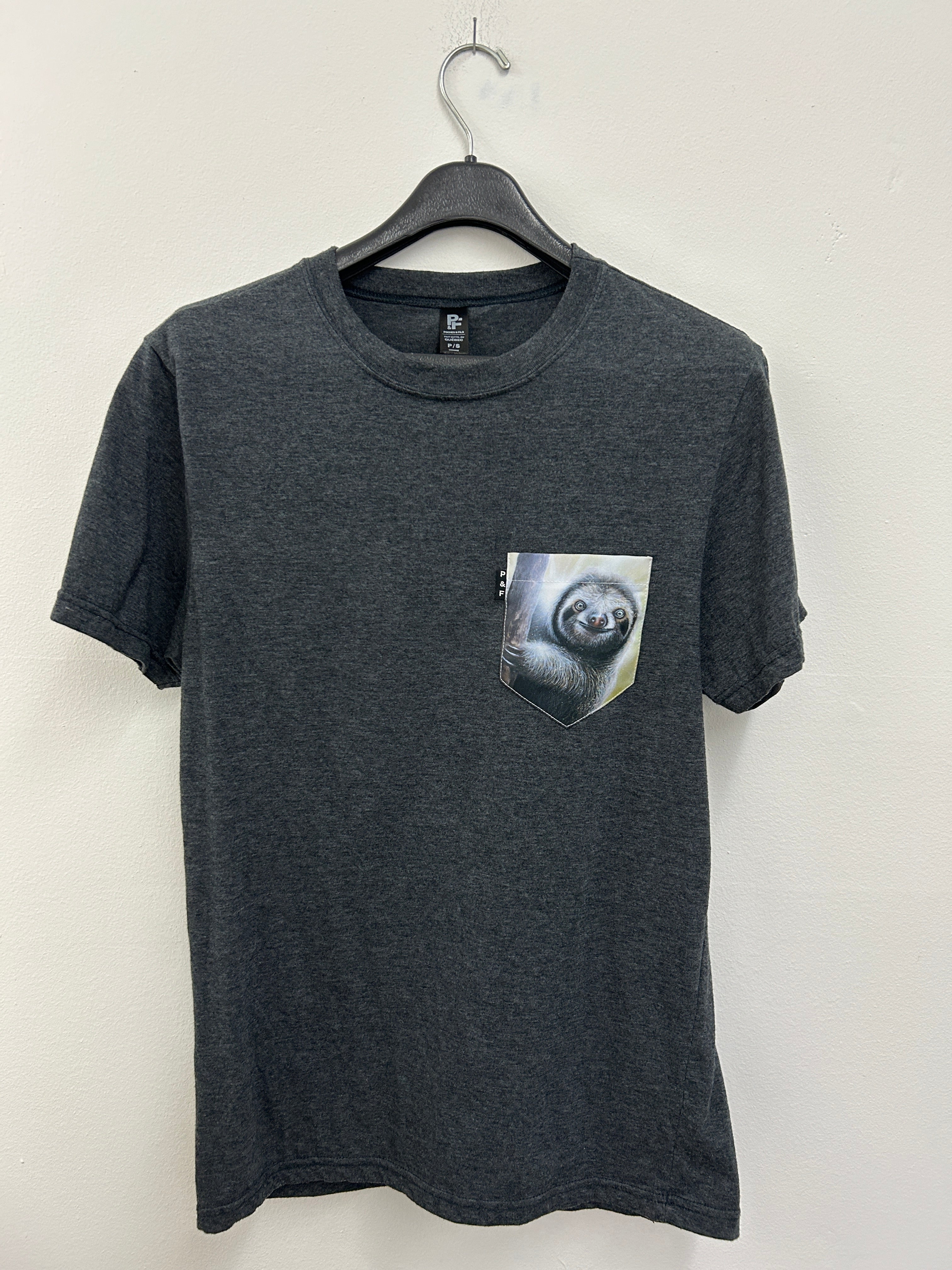 t-shirt-gris-avec-poche-paresseux