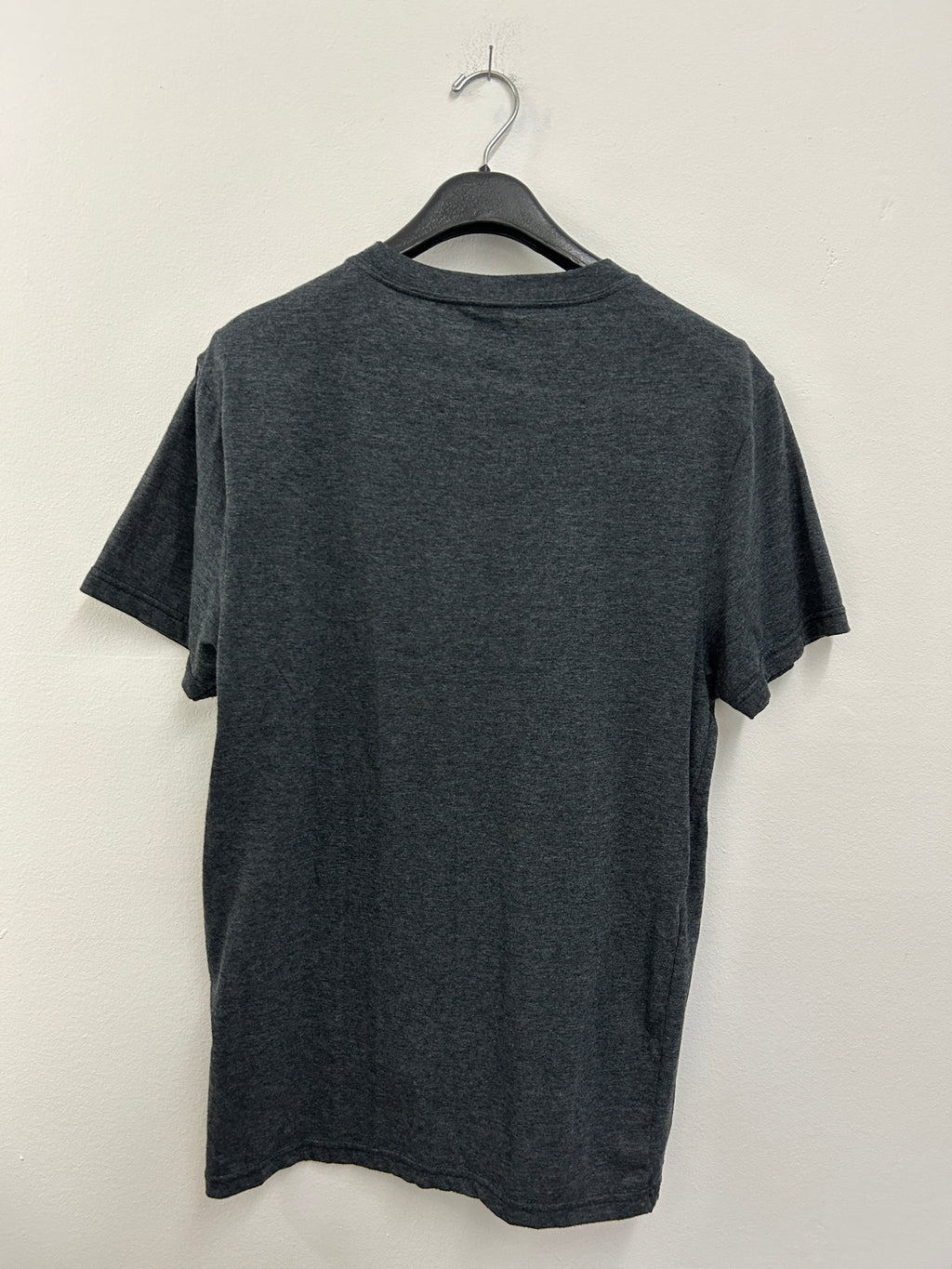 t-shirt-gris-avec-poche-paresseux