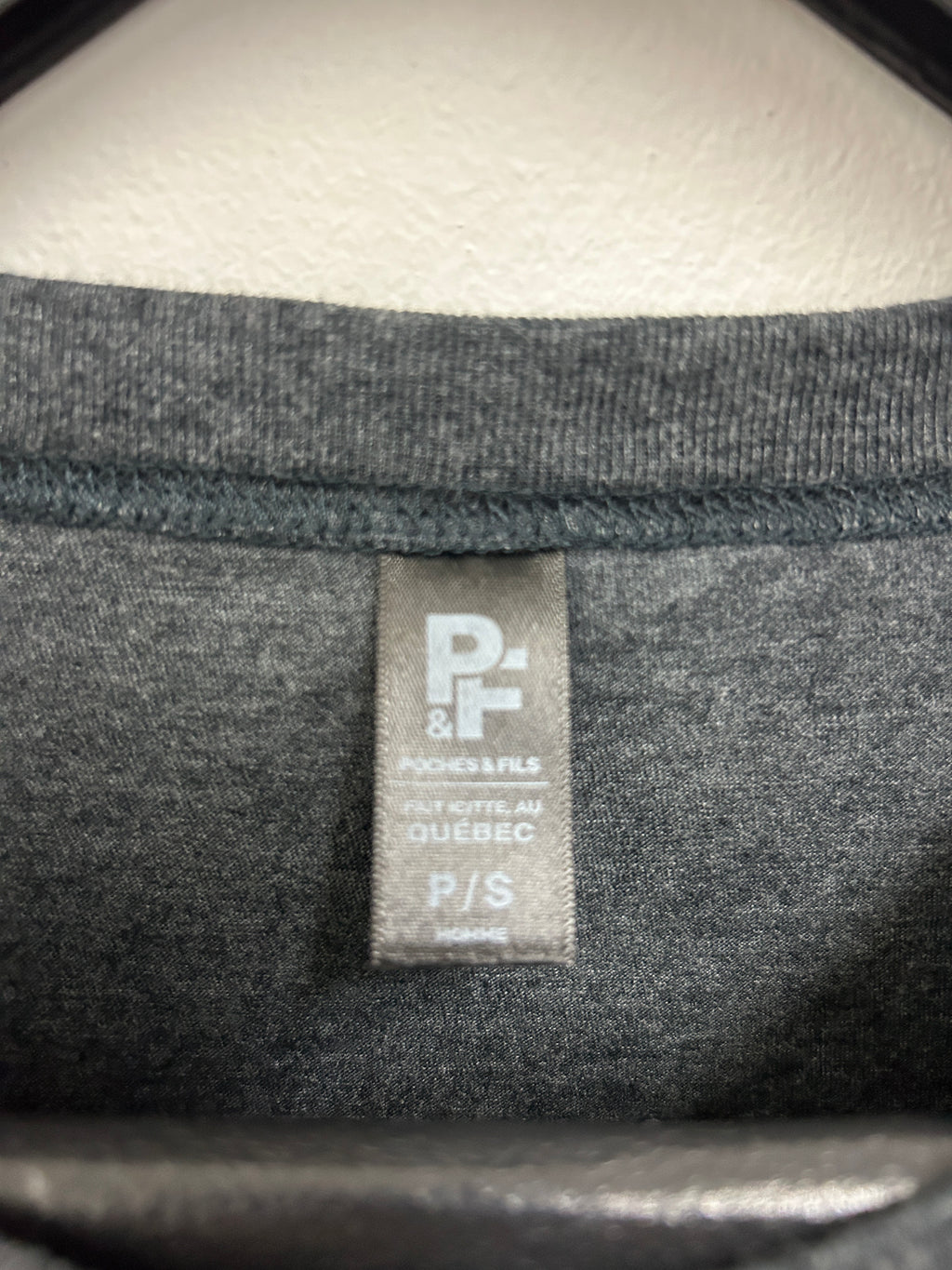 t-shirt-gris-avec-poche-paresseux