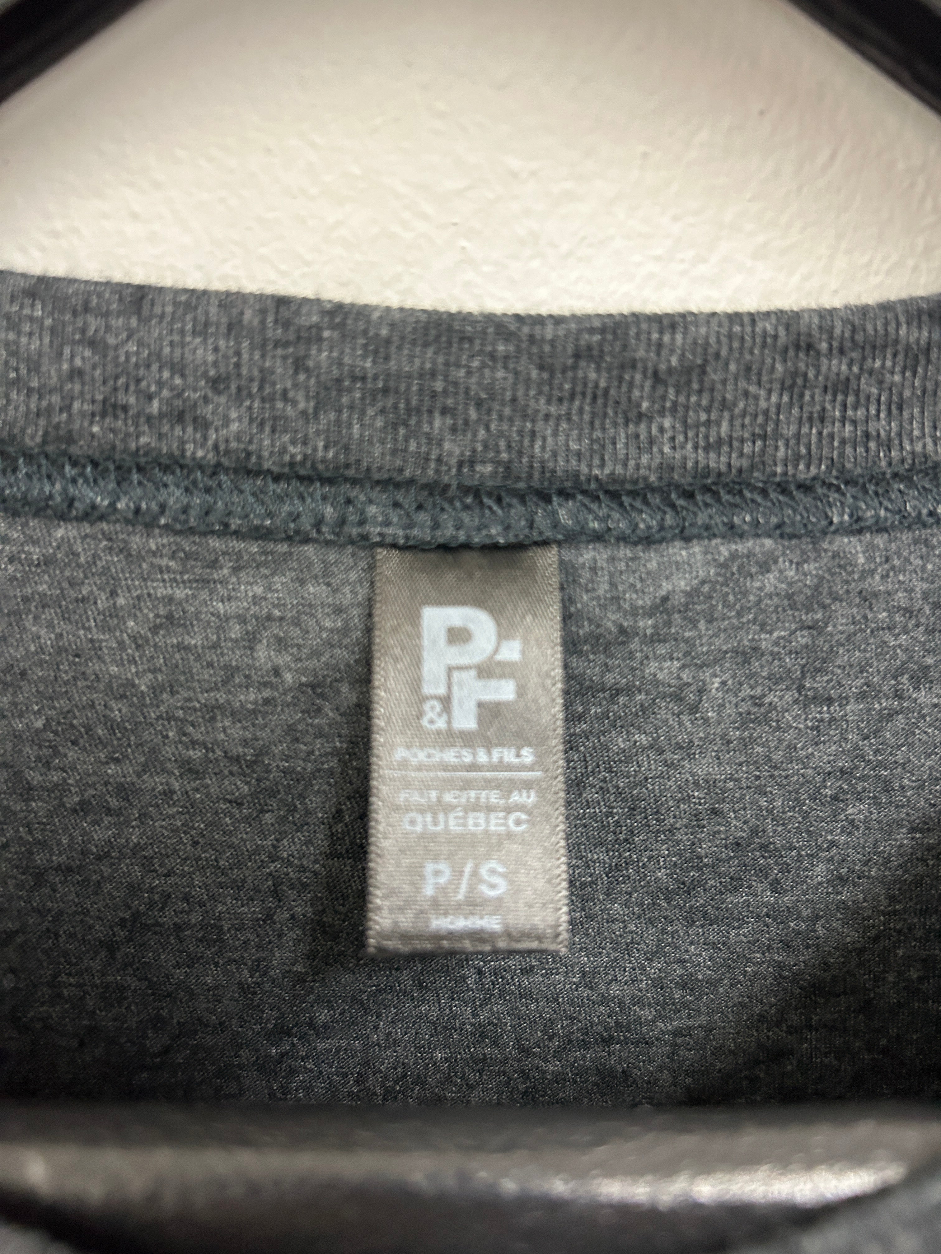 t-shirt-gris-avec-poche-paresseux