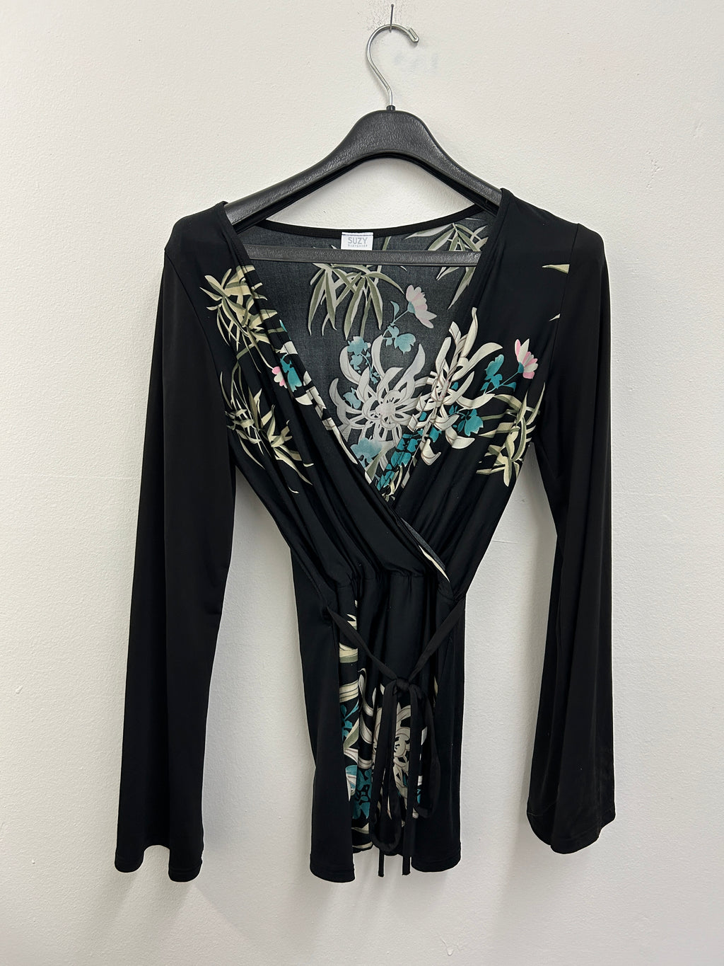 Haut cache-cœur noir à motif floral