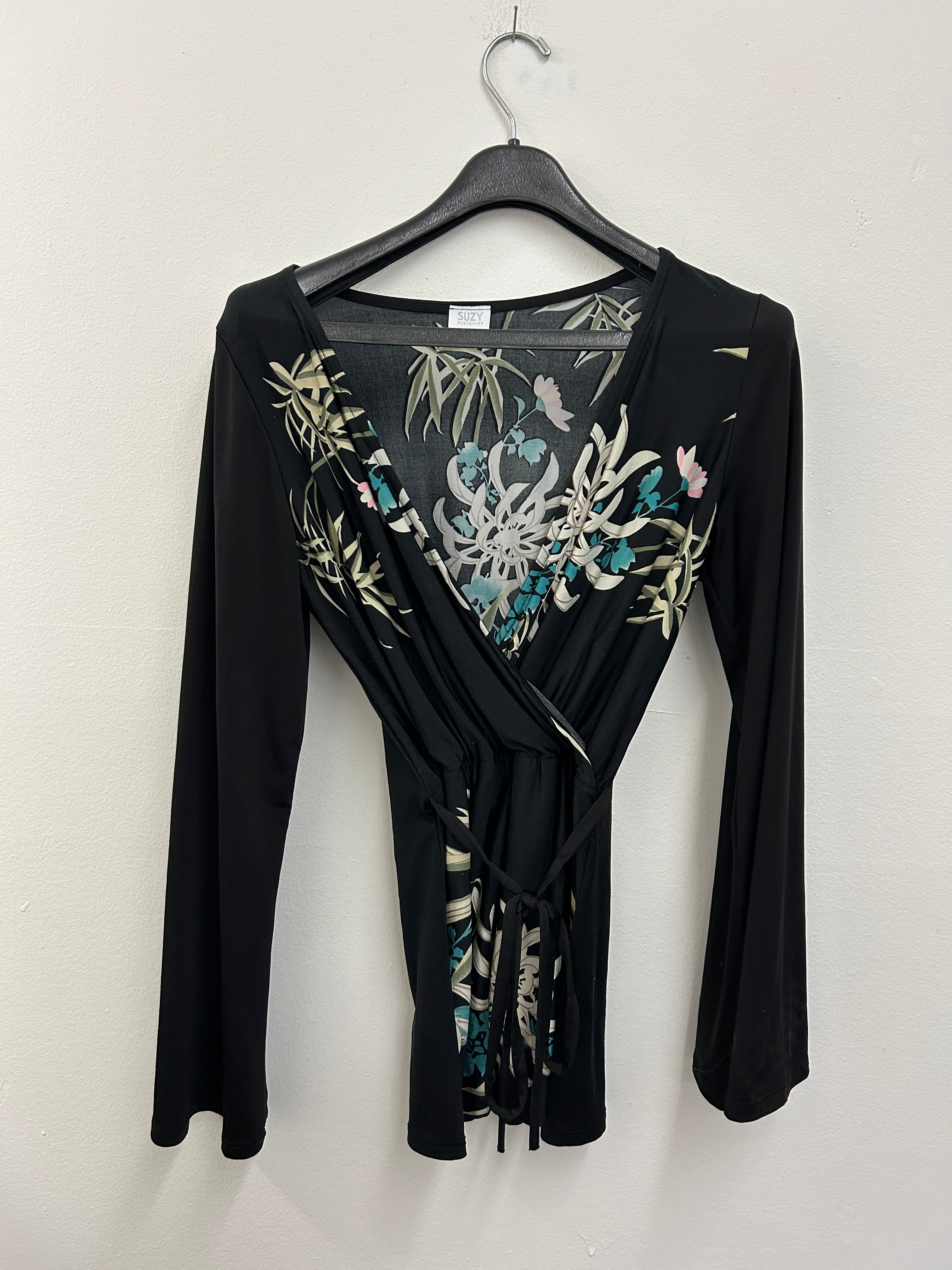 Haut cache-cœur noir à motif floral