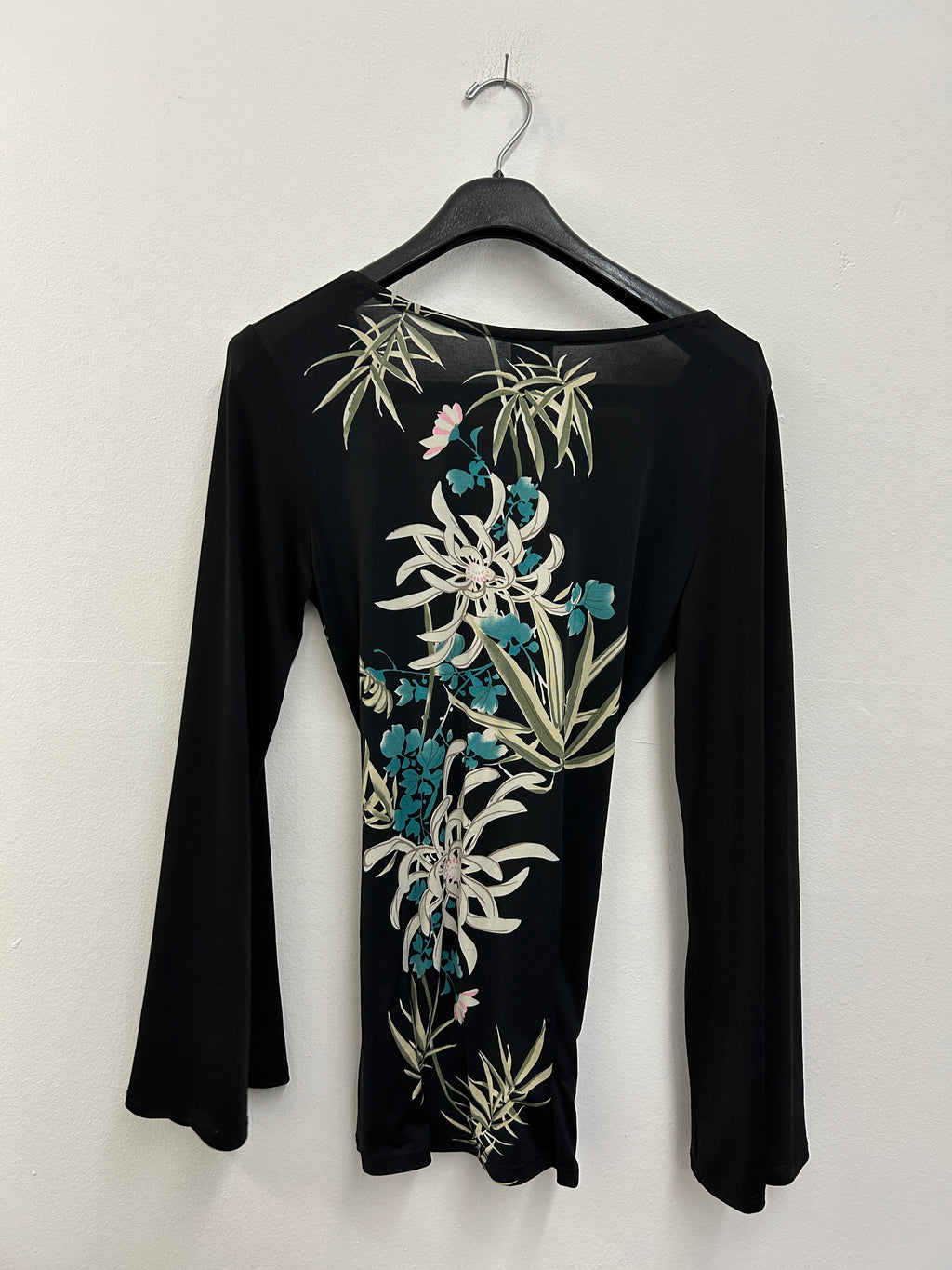 Haut cache-cœur noir à motif floral