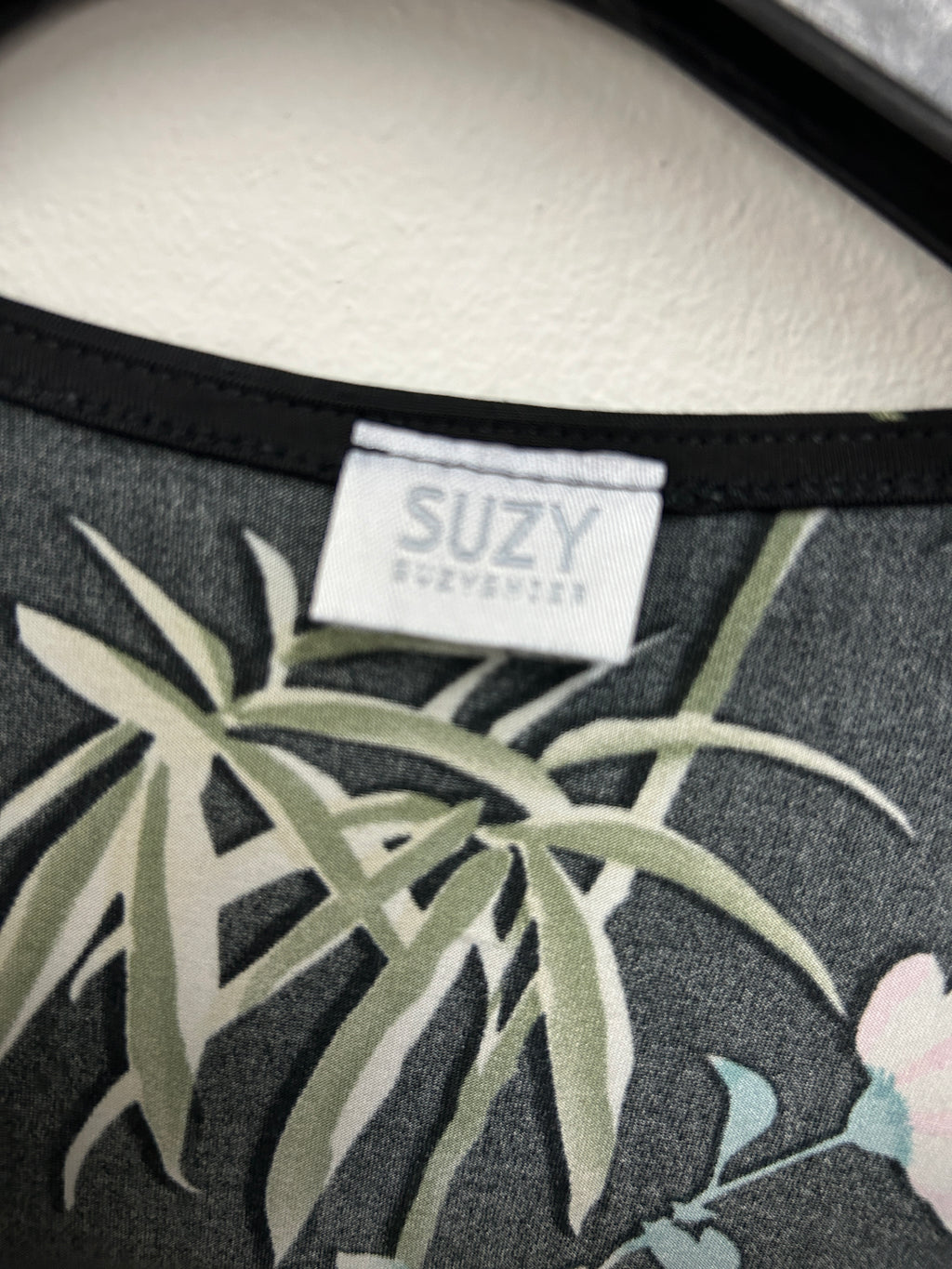 Haut cache-cœur noir à motif floral