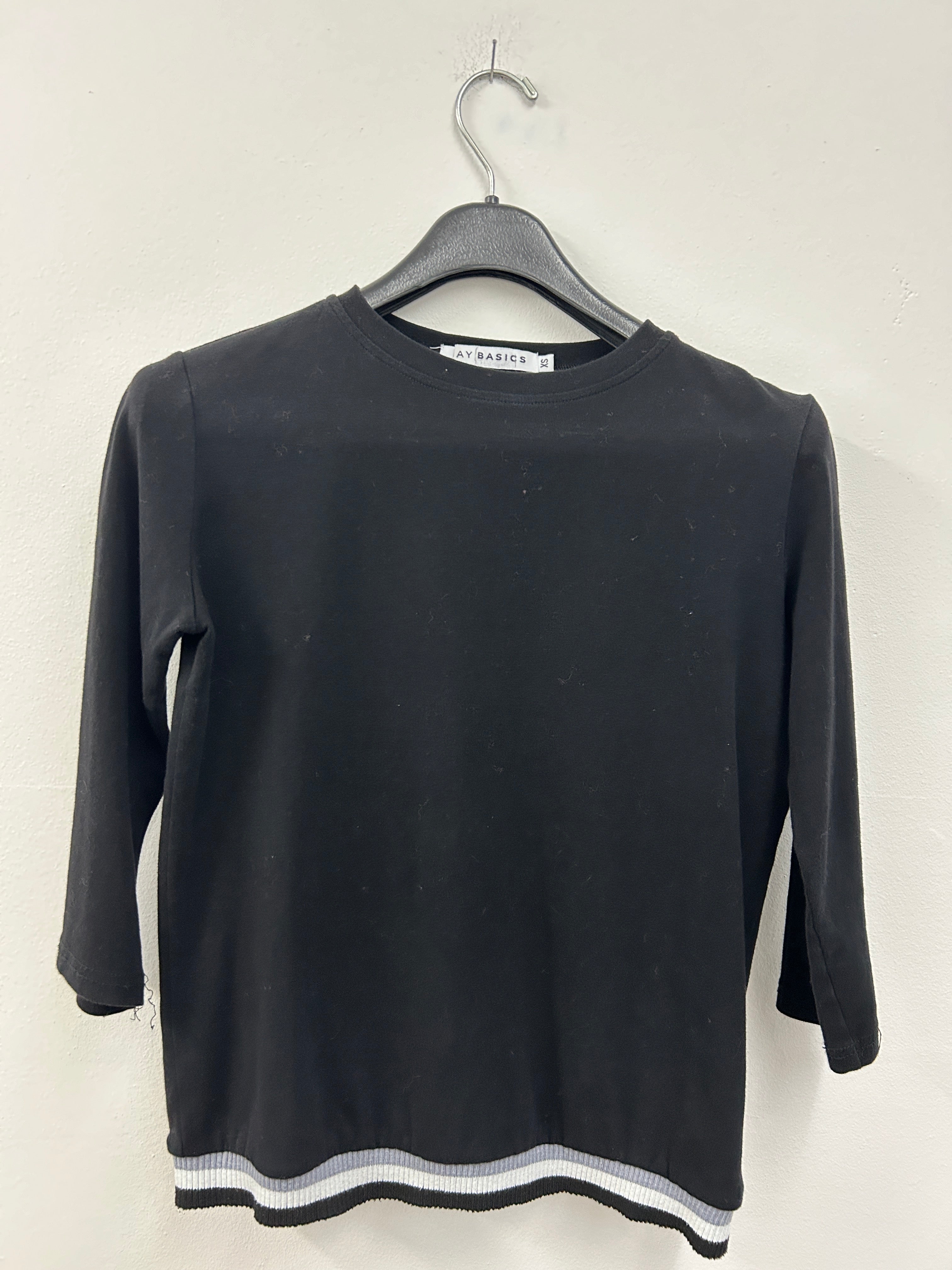 Chandail noir à manches trois-quarts