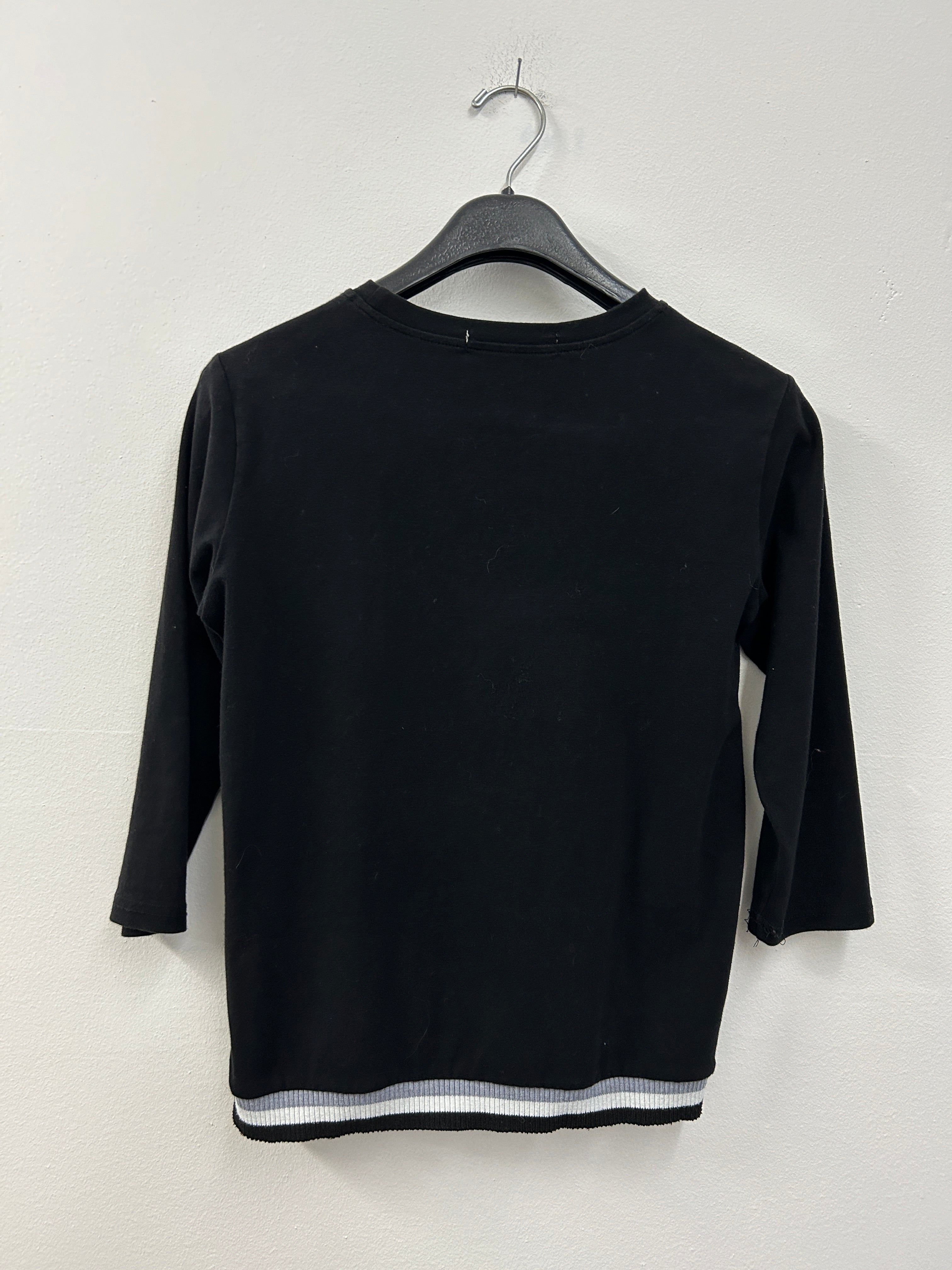 Chandail noir à manches trois-quarts