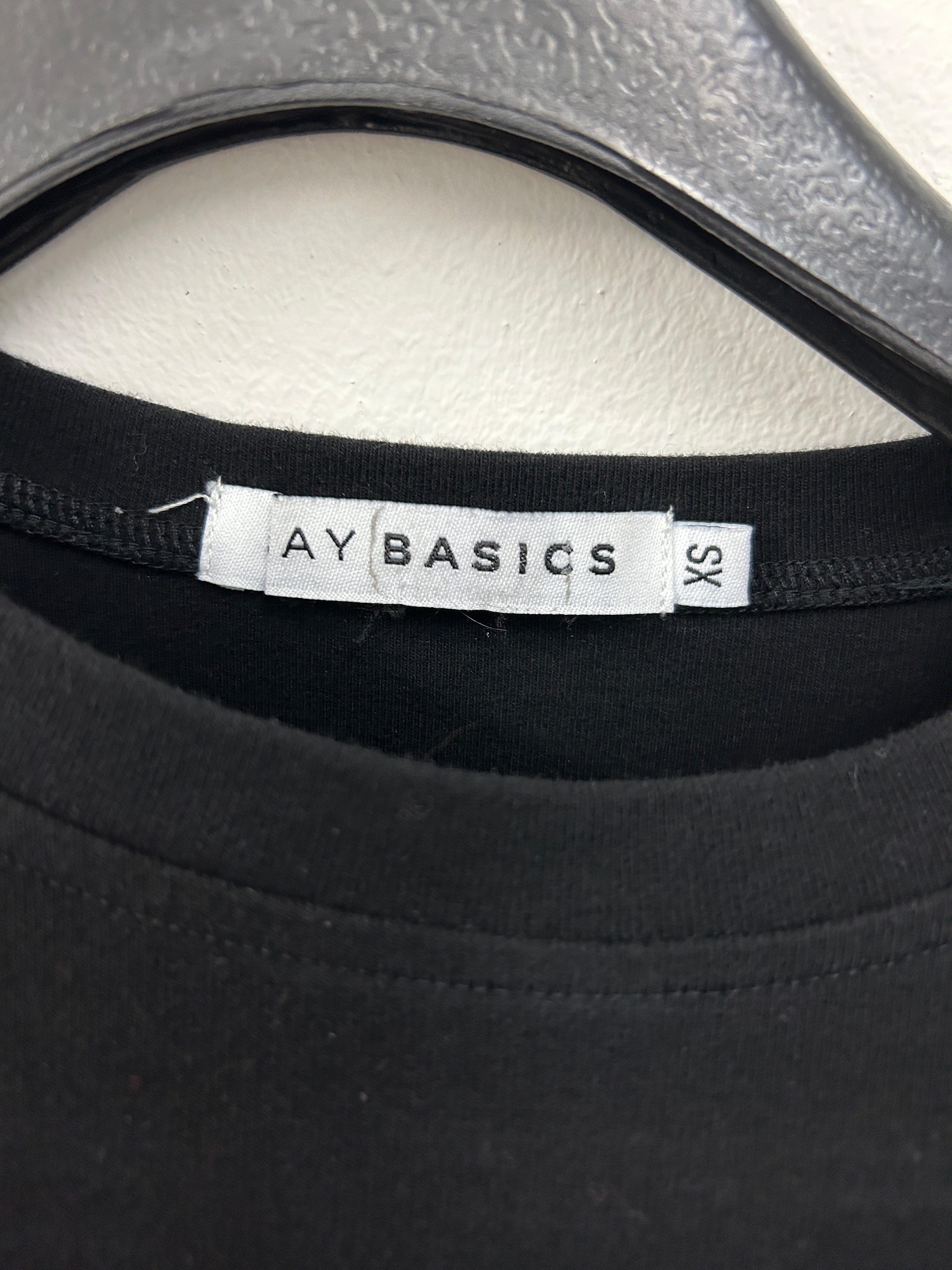 Chandail noir à manches trois-quarts