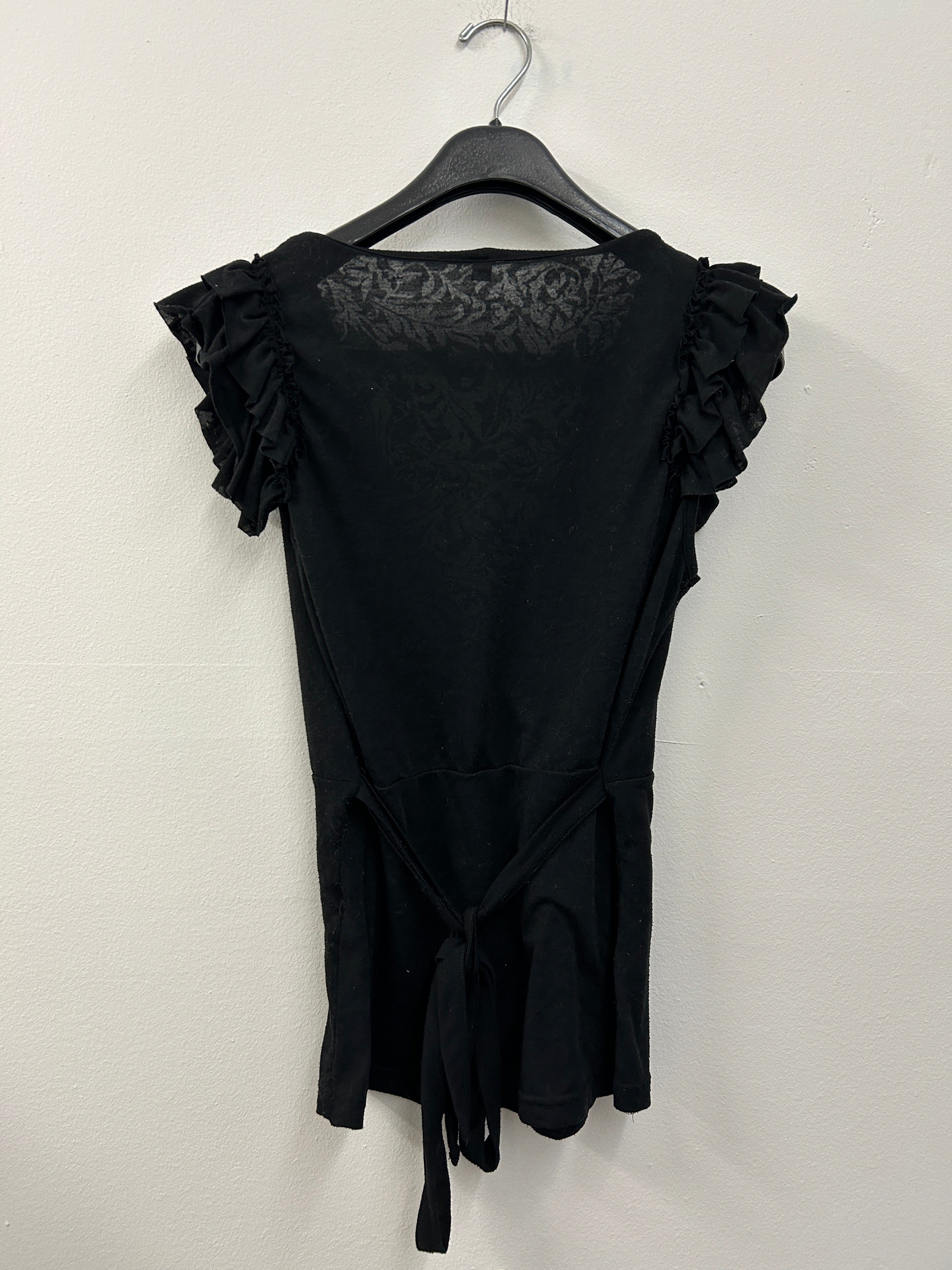 Haut cache-cœur noir à volants sur les épaules