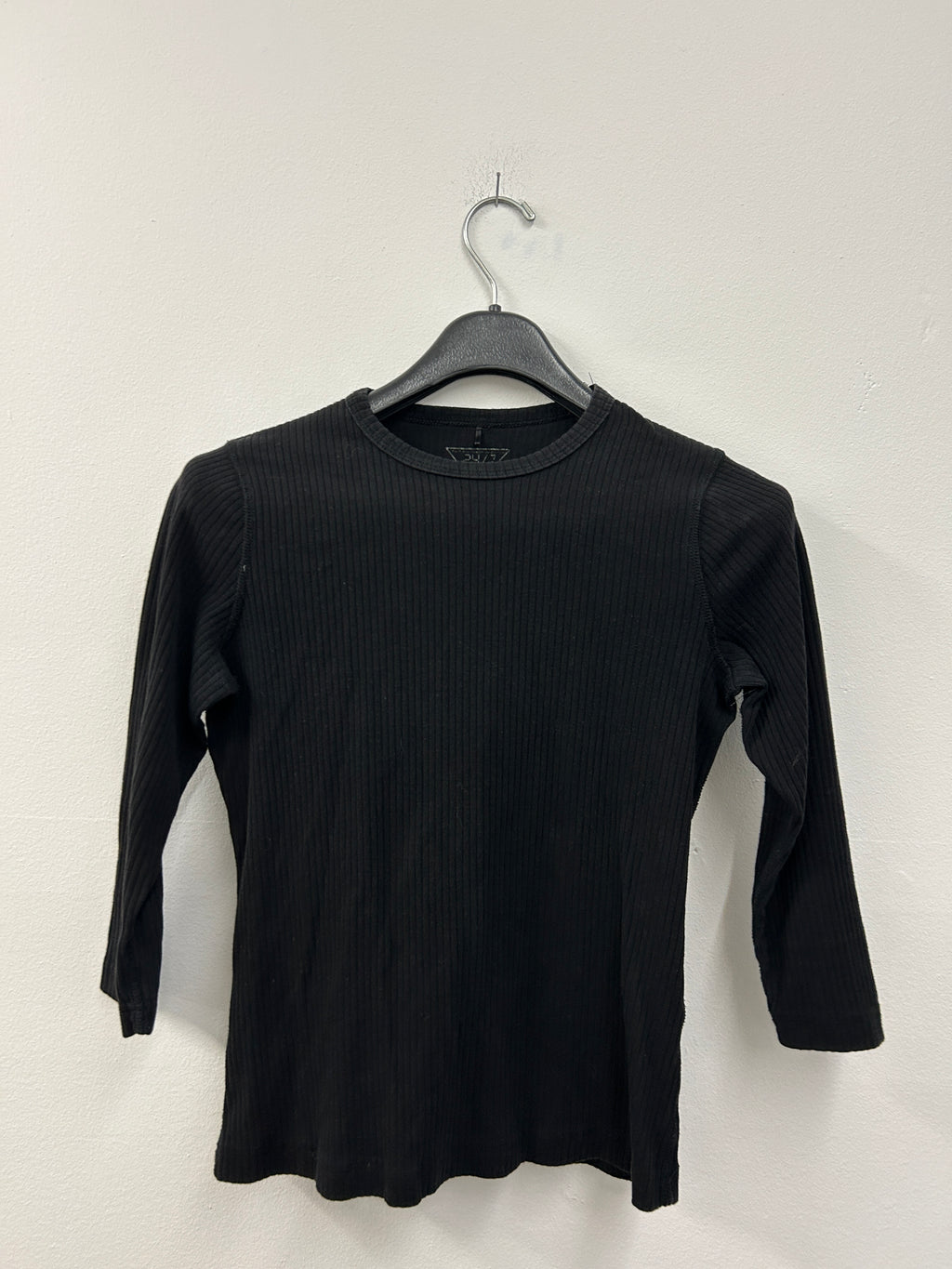 Chandail côtelé noir à manches trois-quarts