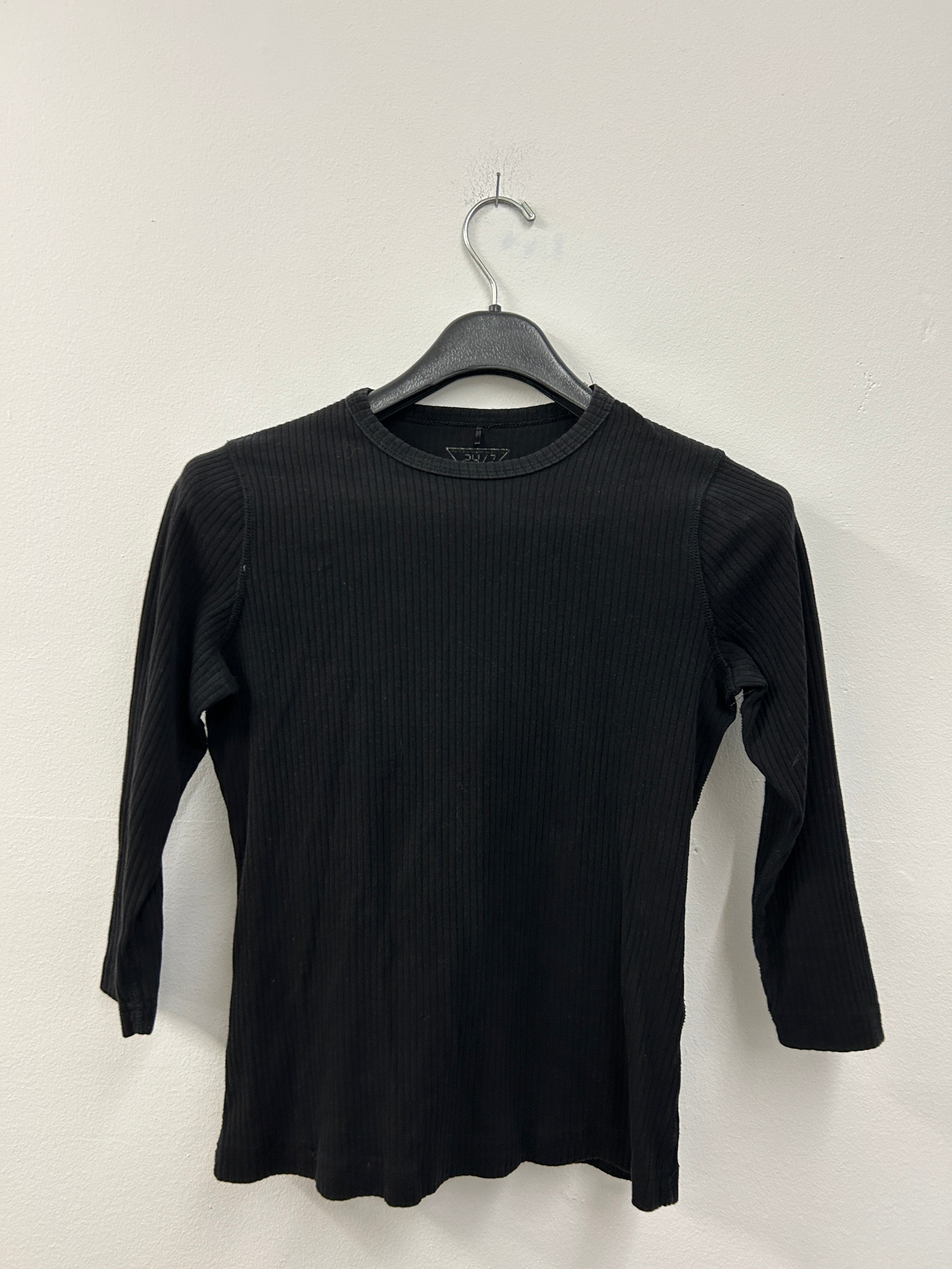 Chandail côtelé noir à manches trois-quarts