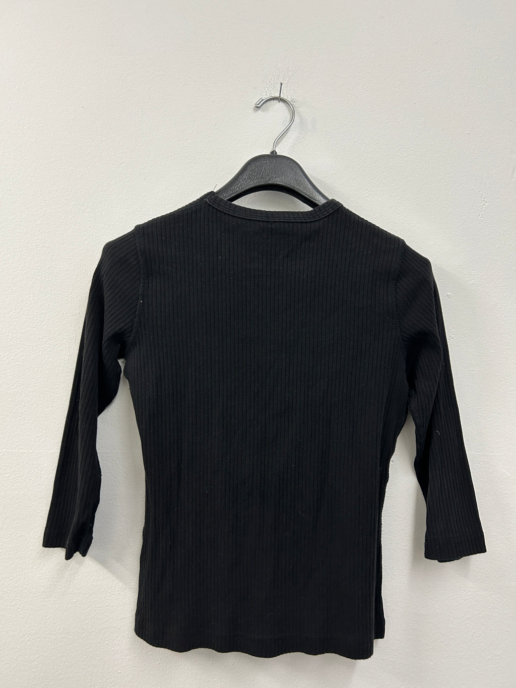 Chandail côtelé noir à manches trois-quarts