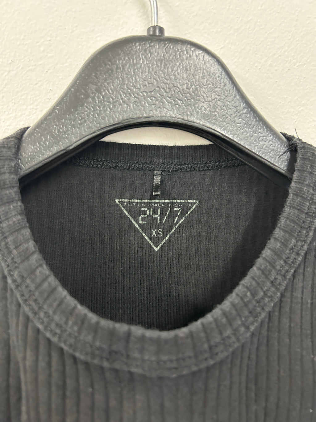 Chandail côtelé noir à manches trois-quarts